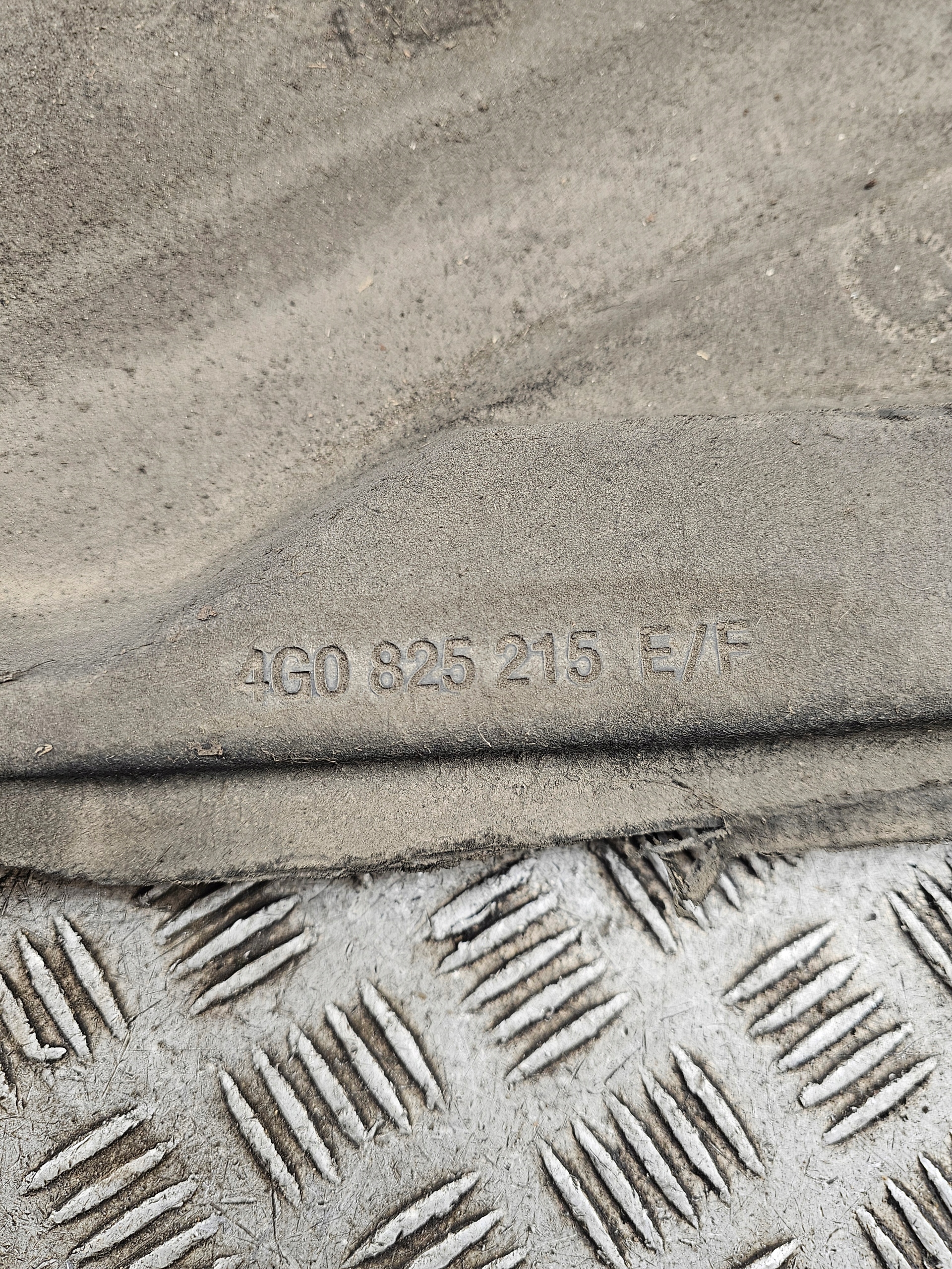 AUDI A6 C7 4G Blende Abdeckung abdeckung Unterfahrschutz links BODEN Gehäuse 4G0825215E