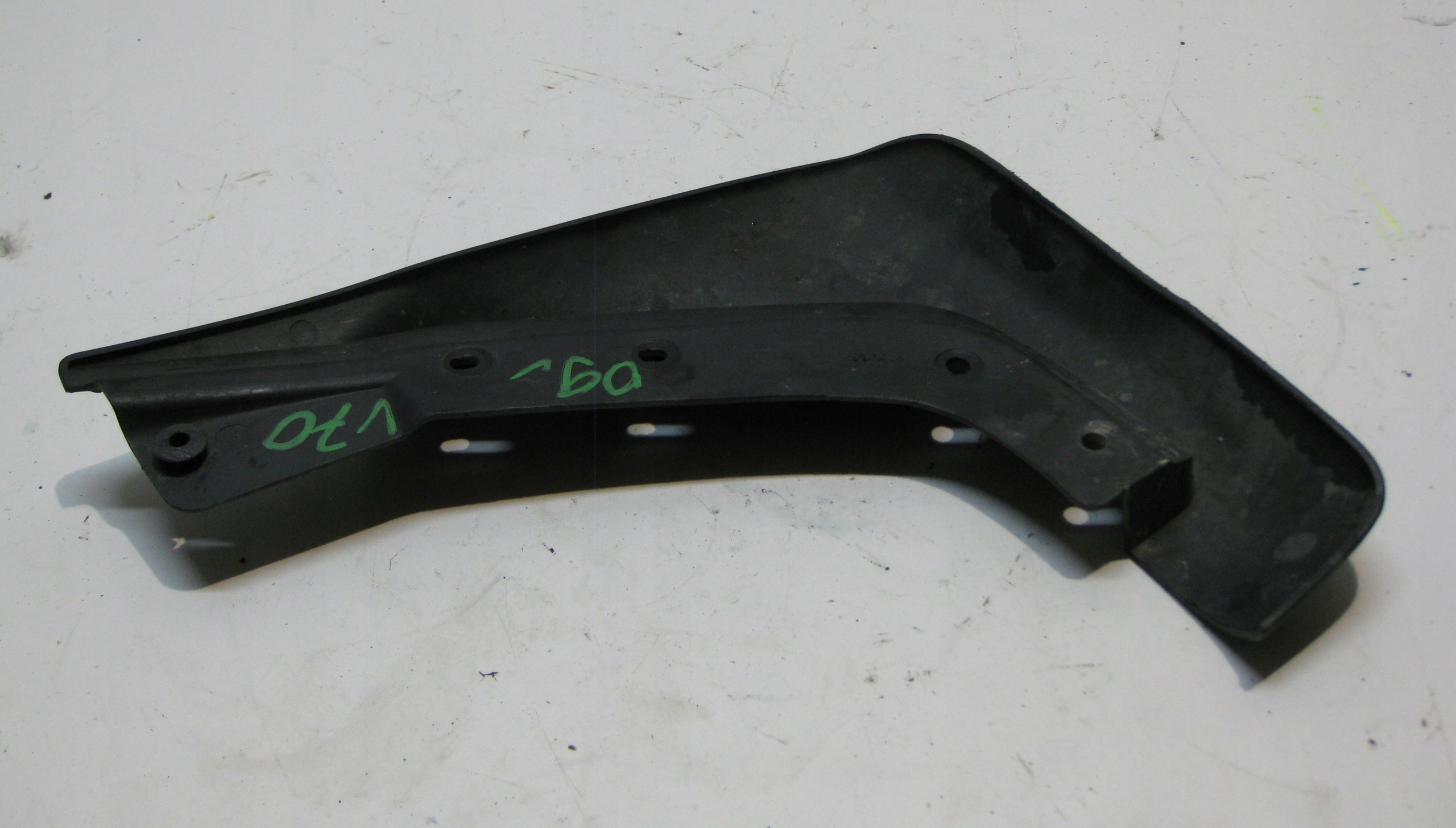 VOLVO V70 2.0 D 09R mudguard flap left front 30664837