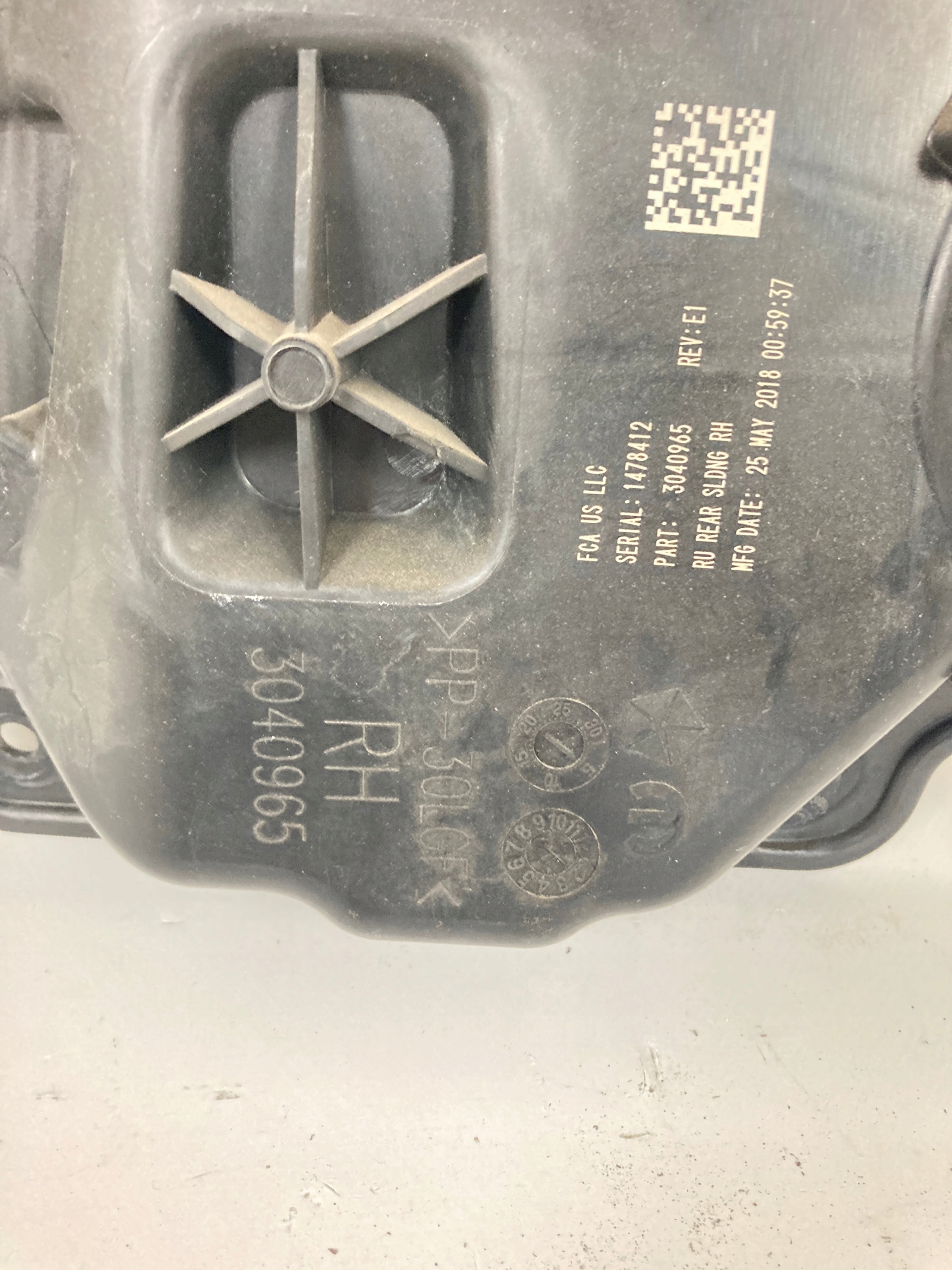 Chrysler Pacifica 2017-25 panel door window regulator right rear part