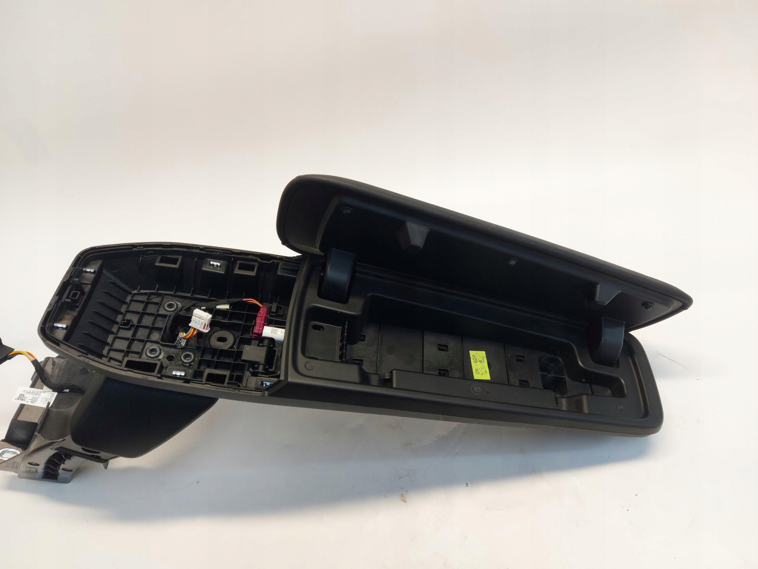 BMW U06 200i armrest passenger compartment tunel central RHD UK 5A6E090
