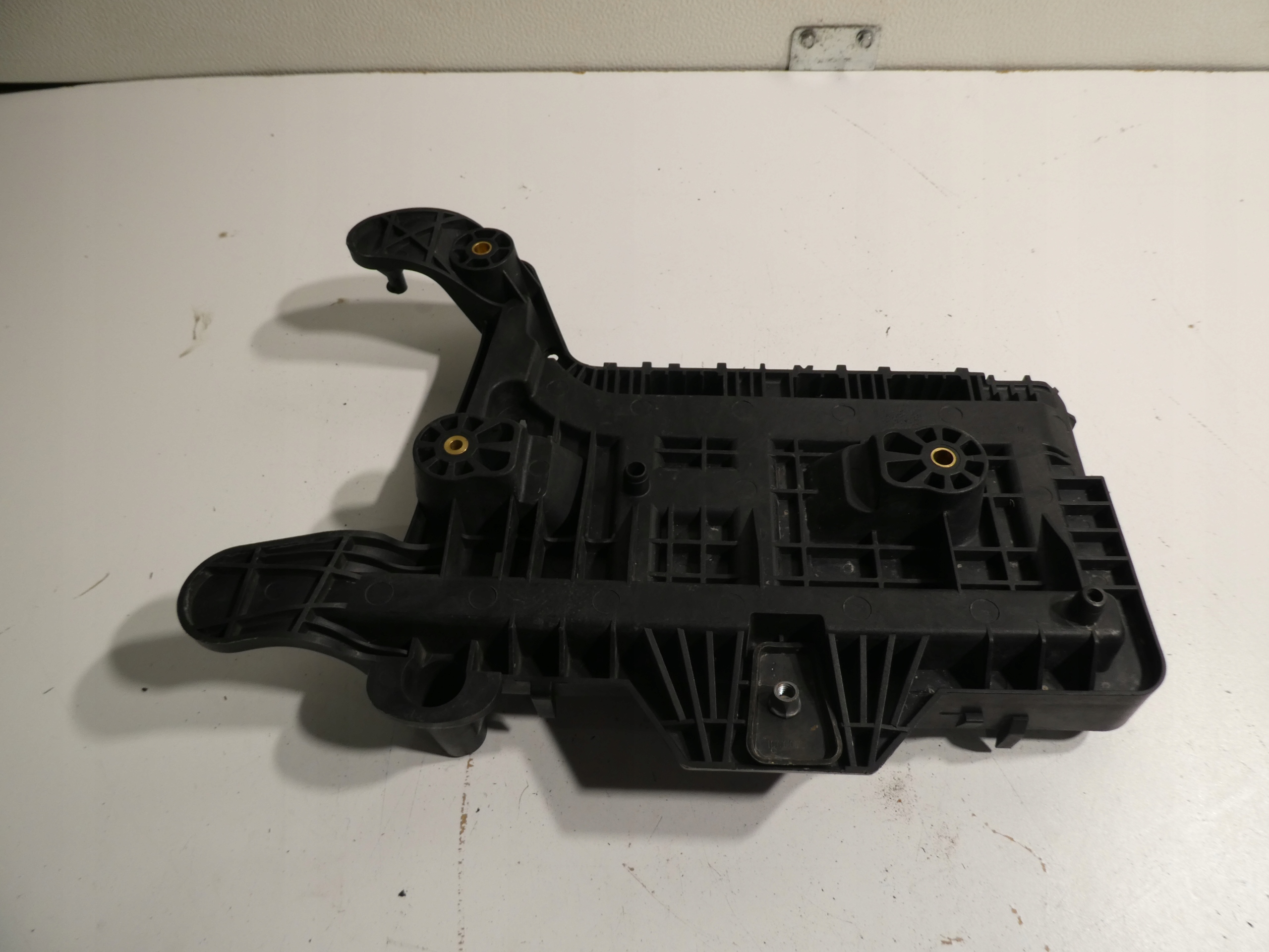 DRŽAČ AKUMULATORA VW GOLF V 1K0915333