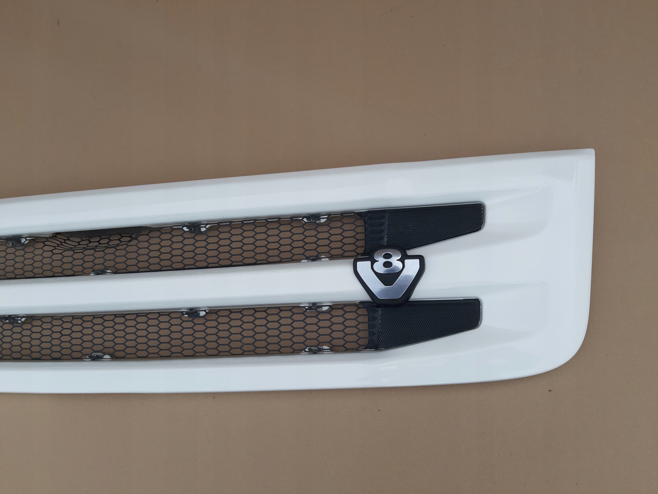 SCANIA R XPI ŁAWKA GRILL ATRAPA DOLNA 1885932 EMBLEMAT Jakość części (zgodnie z GVO) O - oryginał z logo producenta pojazdu (OE)