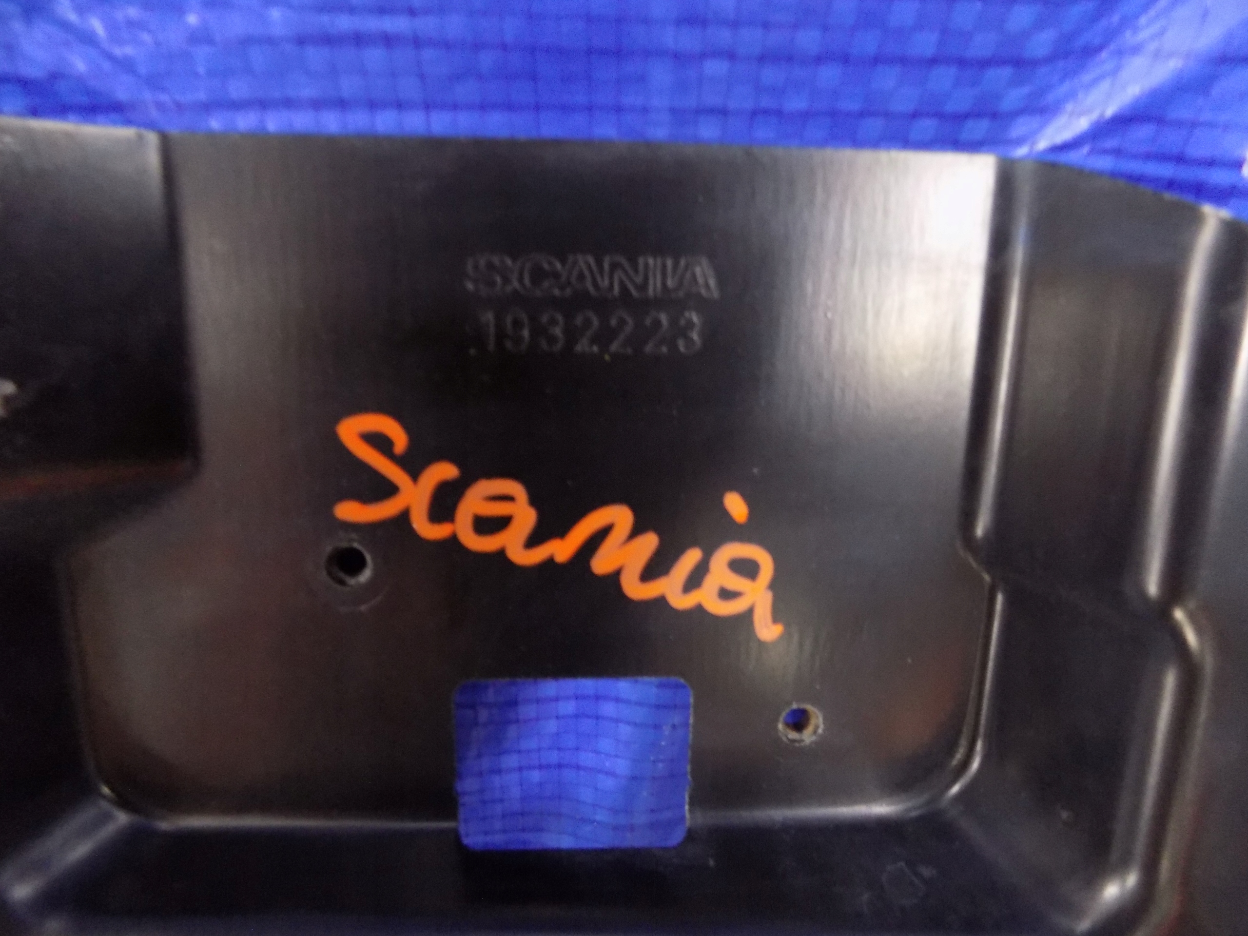 1932223 - Окуляр кронштейн фары левый SCANIA P380 11R E5