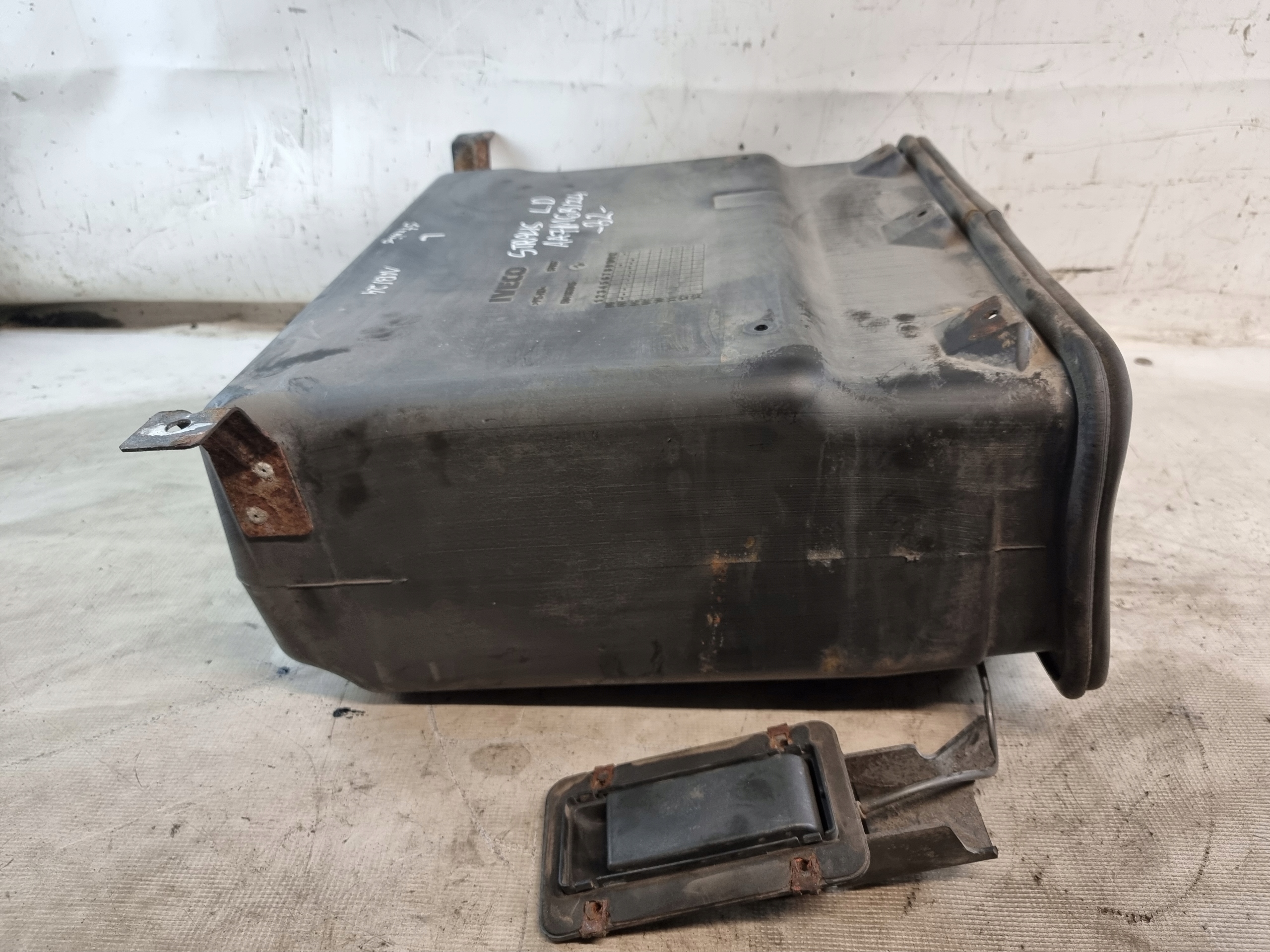 passenger compartment cabs left lower OE 504183045 IVECO STRALIS 450 E5 07r
