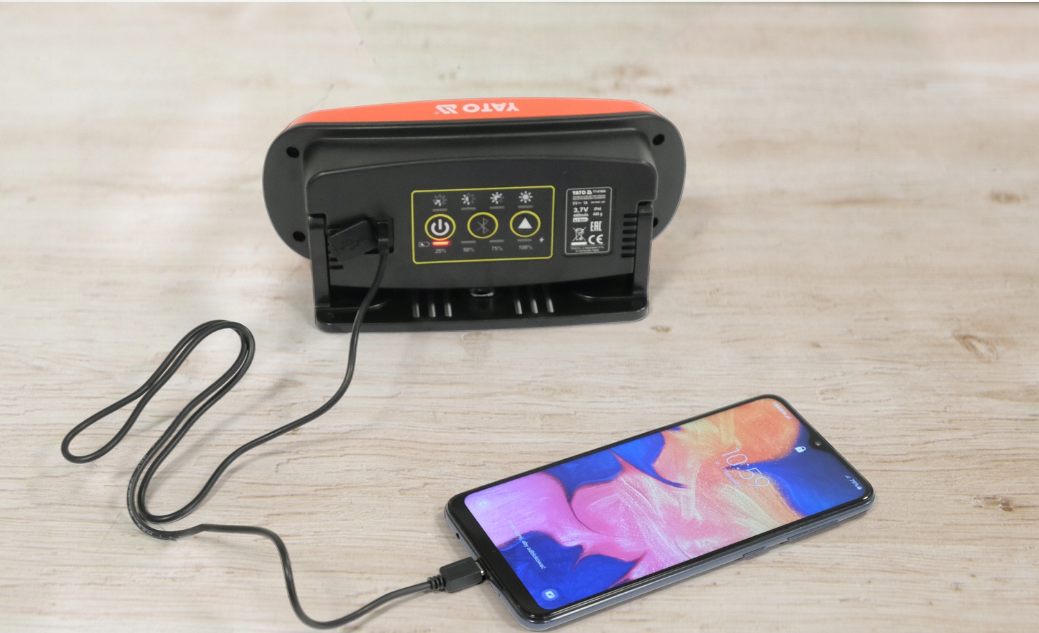 REFLEKTOR GŁOŚNIK POWERBANK 3w1 2000lm BLUETOOTH Kolor dominujący pomarańcze i czerwienie