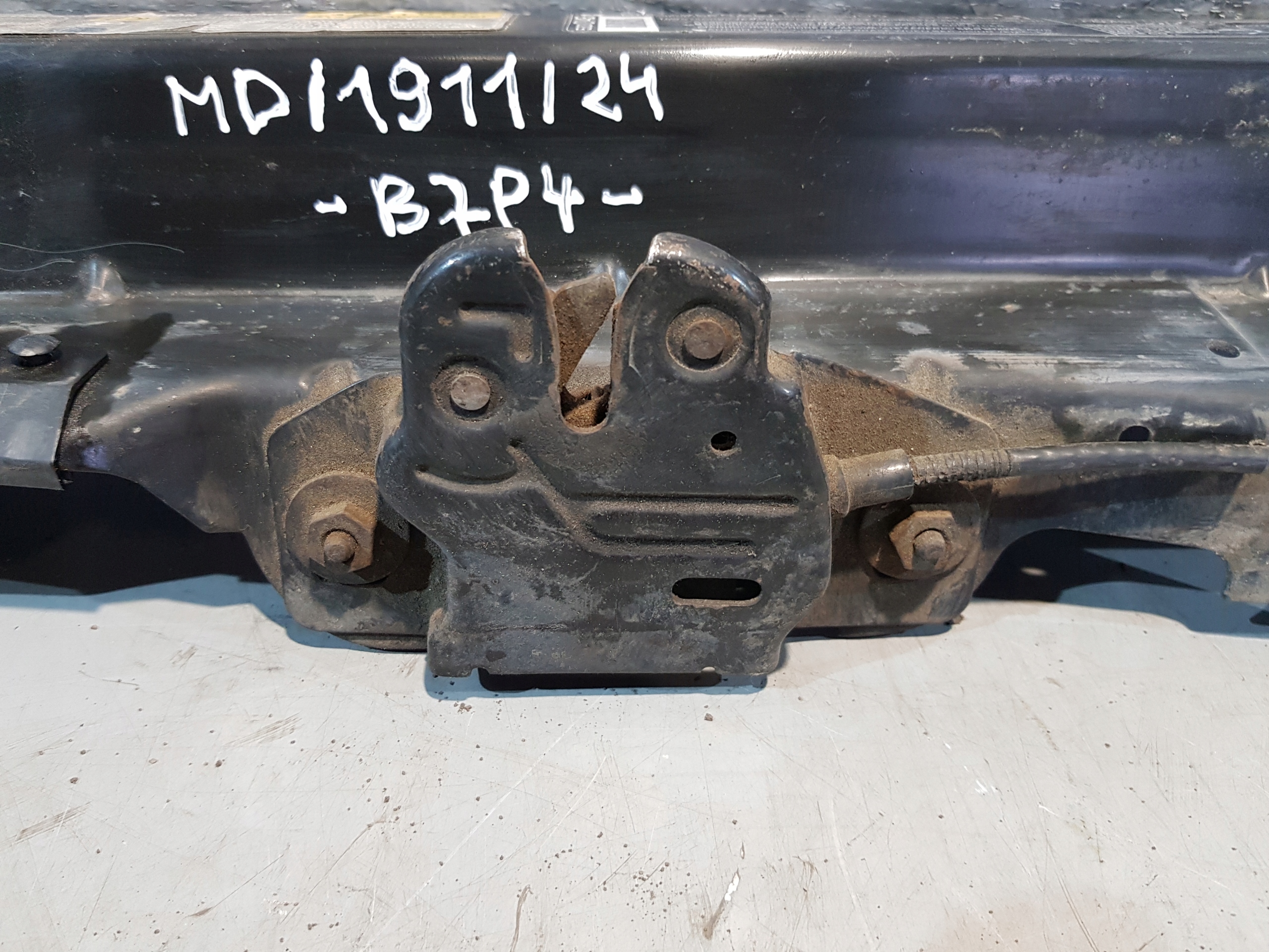 JEEP GRAND CHEROKEE ZJ support panel for radiators + bonnet latch lock