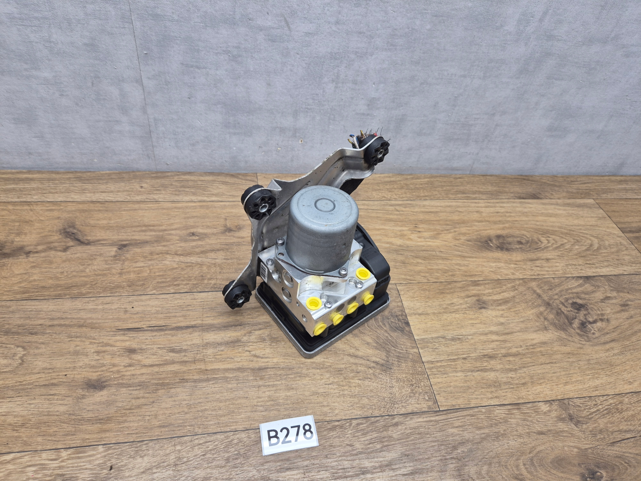 BMW 5 G30 530e HYBRYDA brake booster ABS control unit 6892279