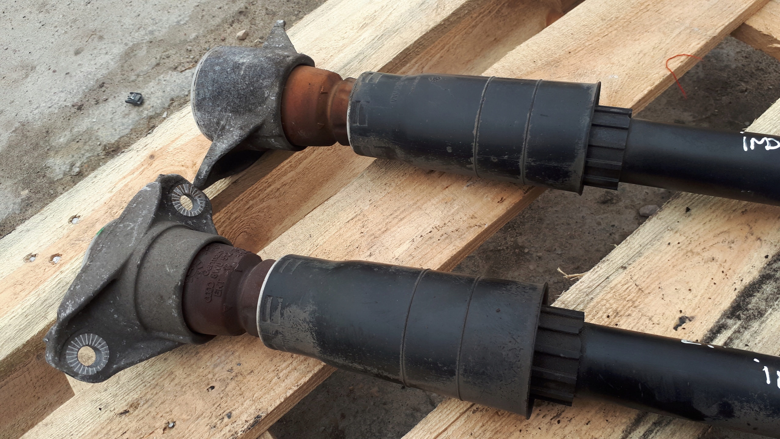 A4 B9 8W Stoßdämpfer heck hinten 8W0513028AA