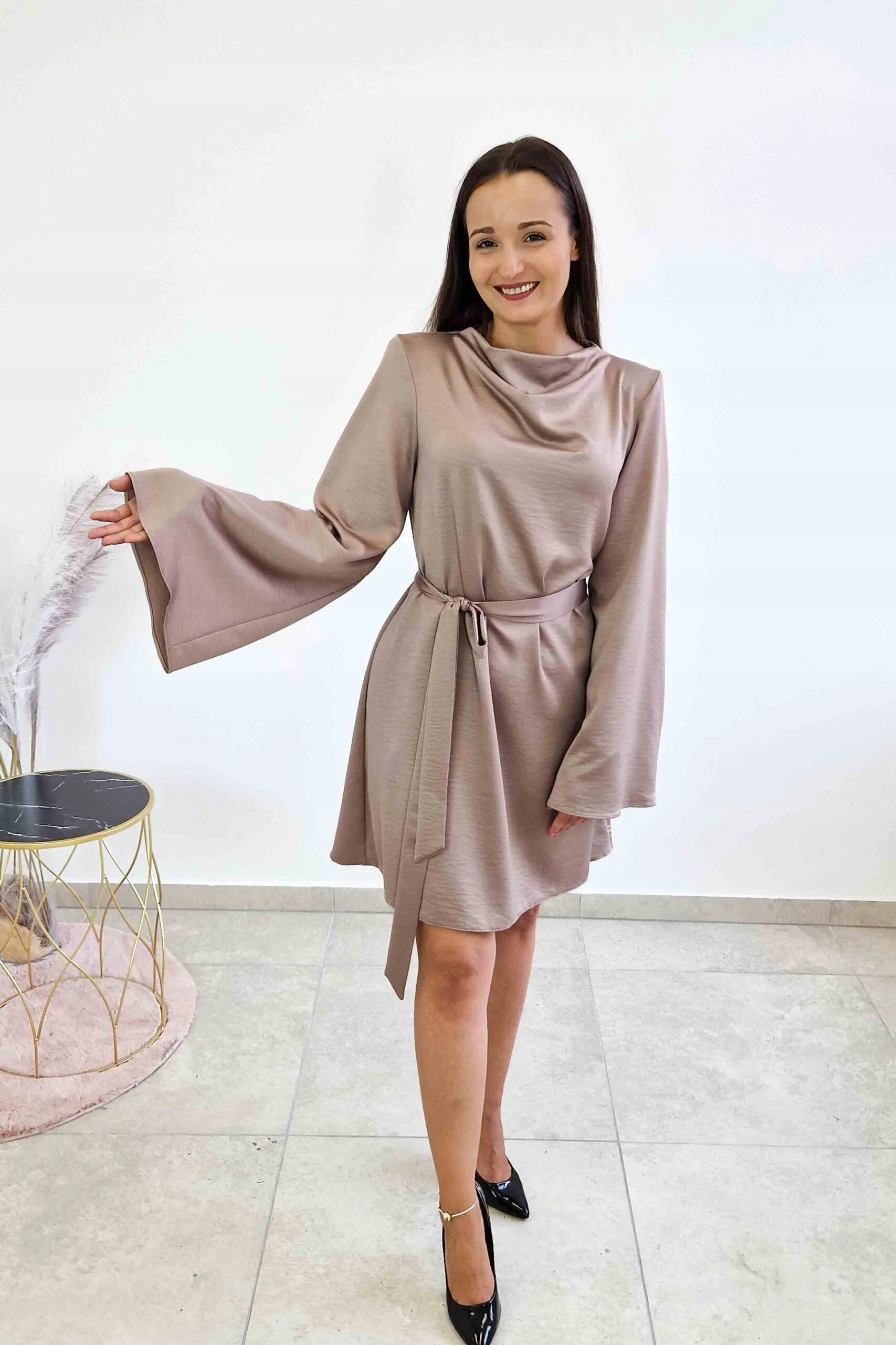 Elegantní saténová Šaty s klopovými rukávy, béžová, velikost 42