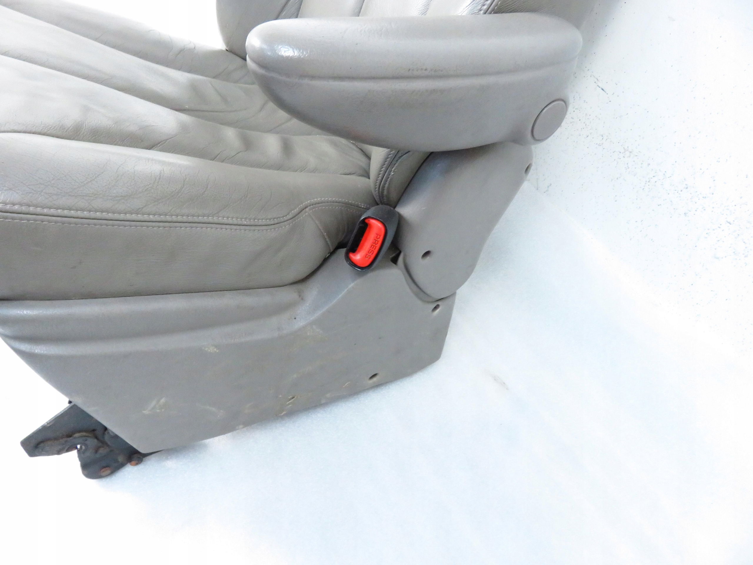 кресло 2 правый CHRYSLER Voyager IV