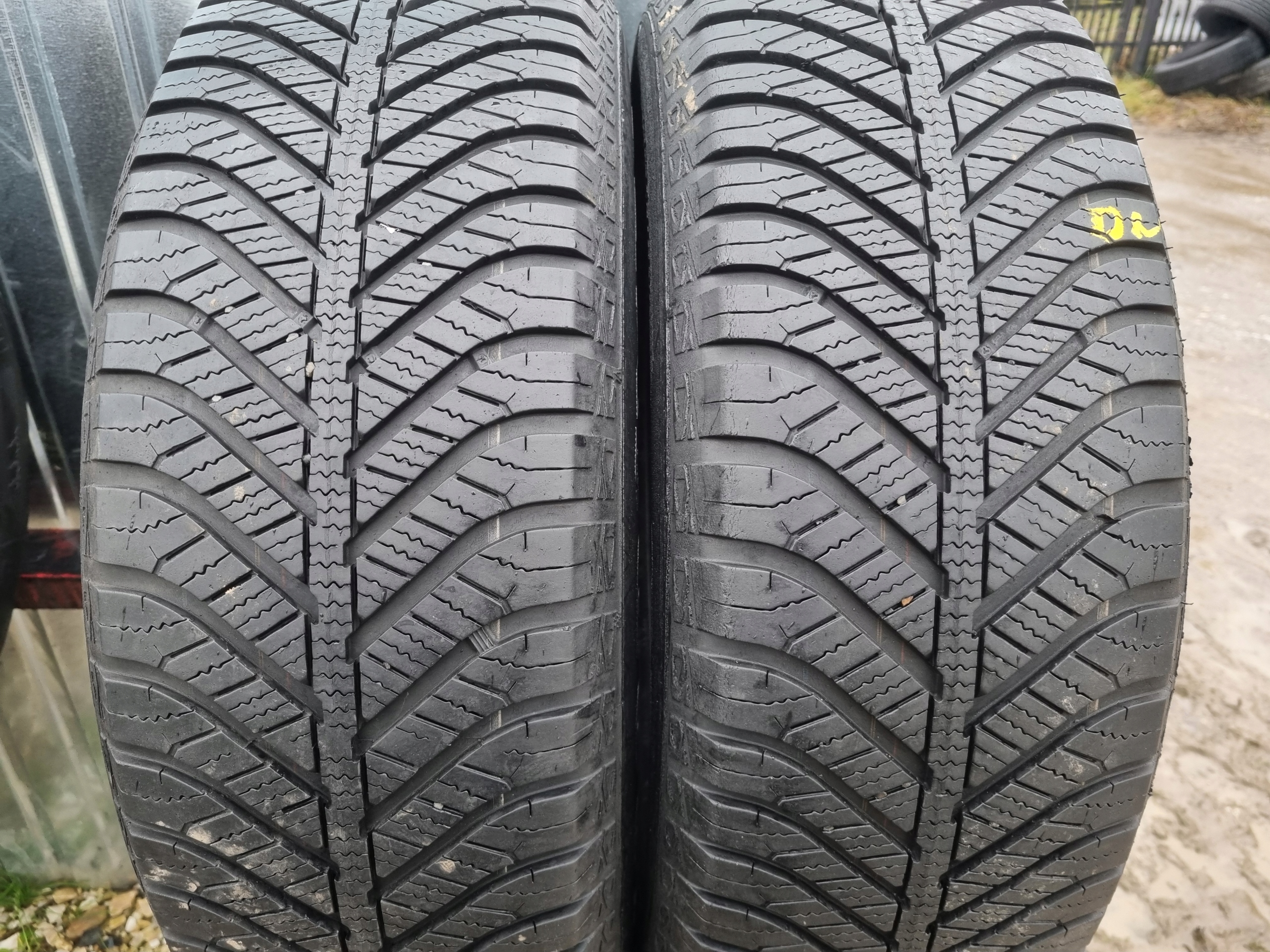 Opona całoroczna Goodyear Vector 4Seasons 215/60R17 96 V