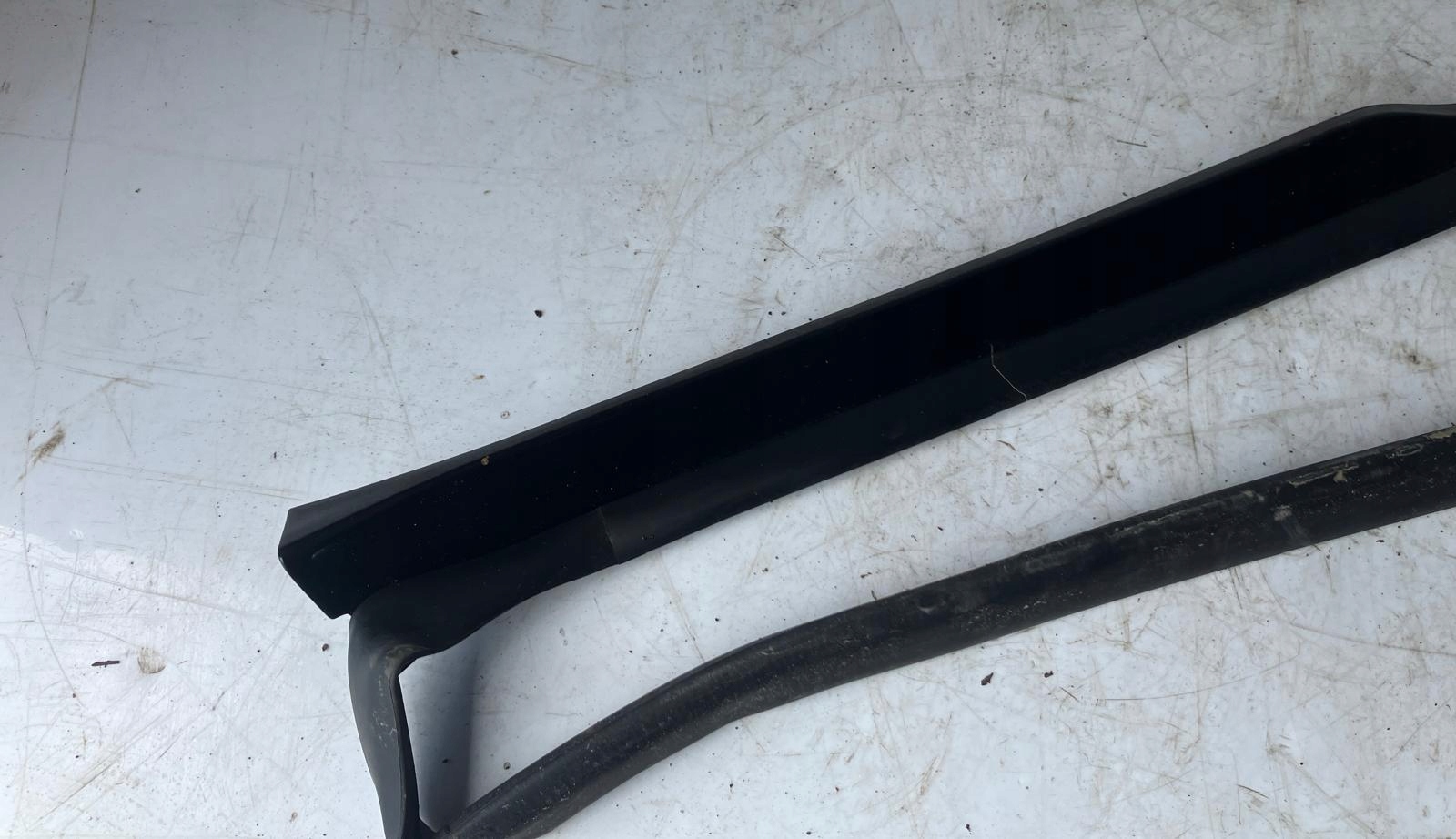 lišta těsnění PRAHU TESLA MODEL S 1012215-00 levá PMBL