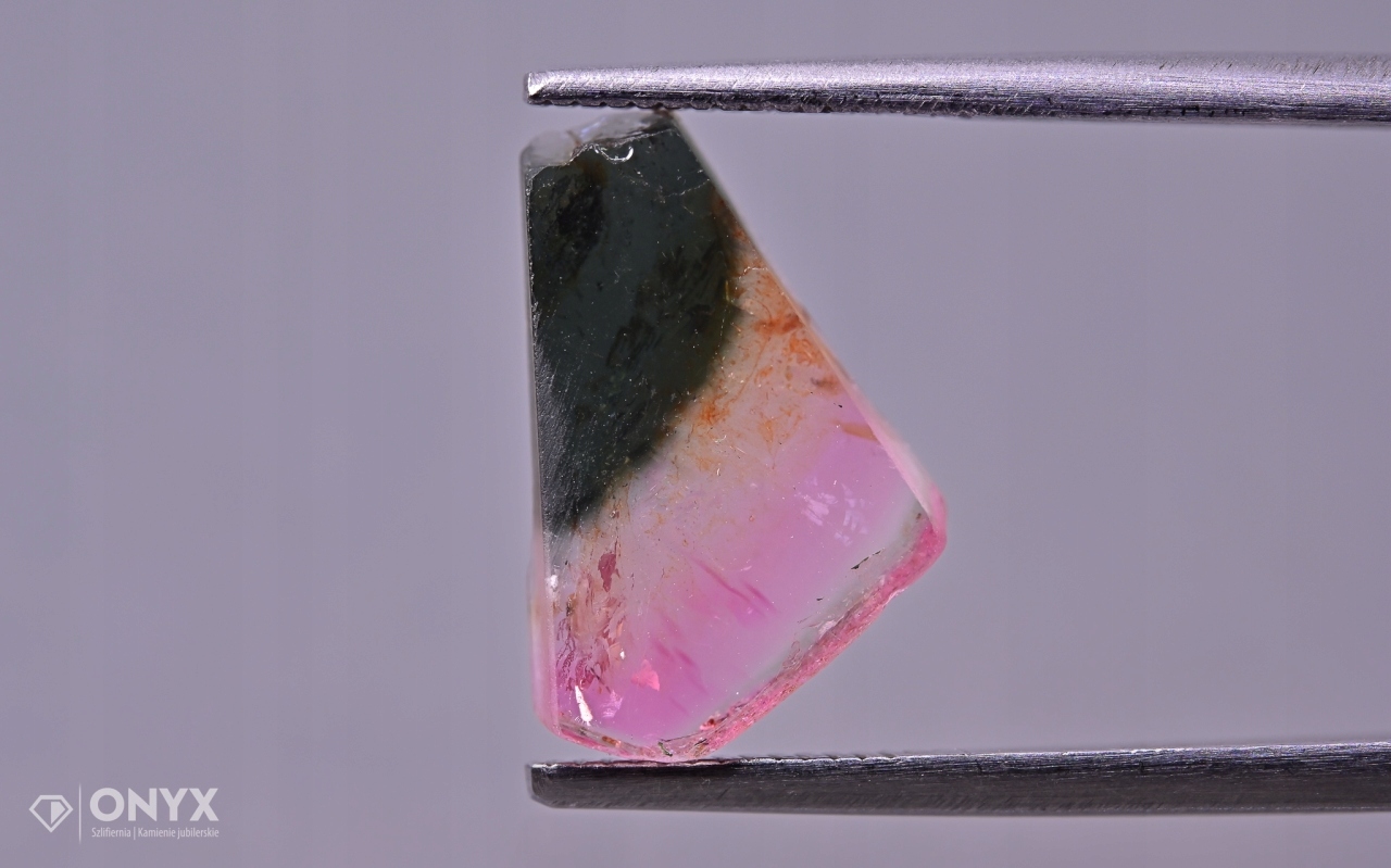 Turmalín nepravidelná deska 14x9 mm