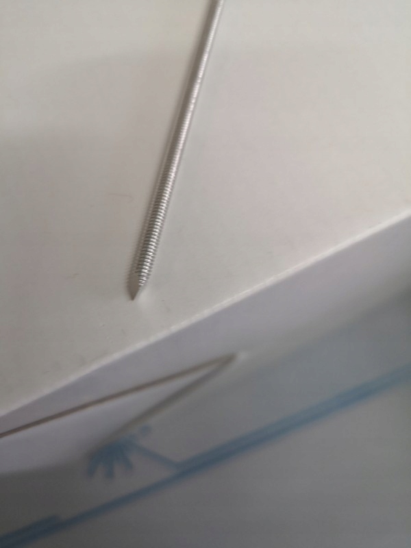 Steinmannův hřebík se závitem po celé délce, jednostranný, zaoblený