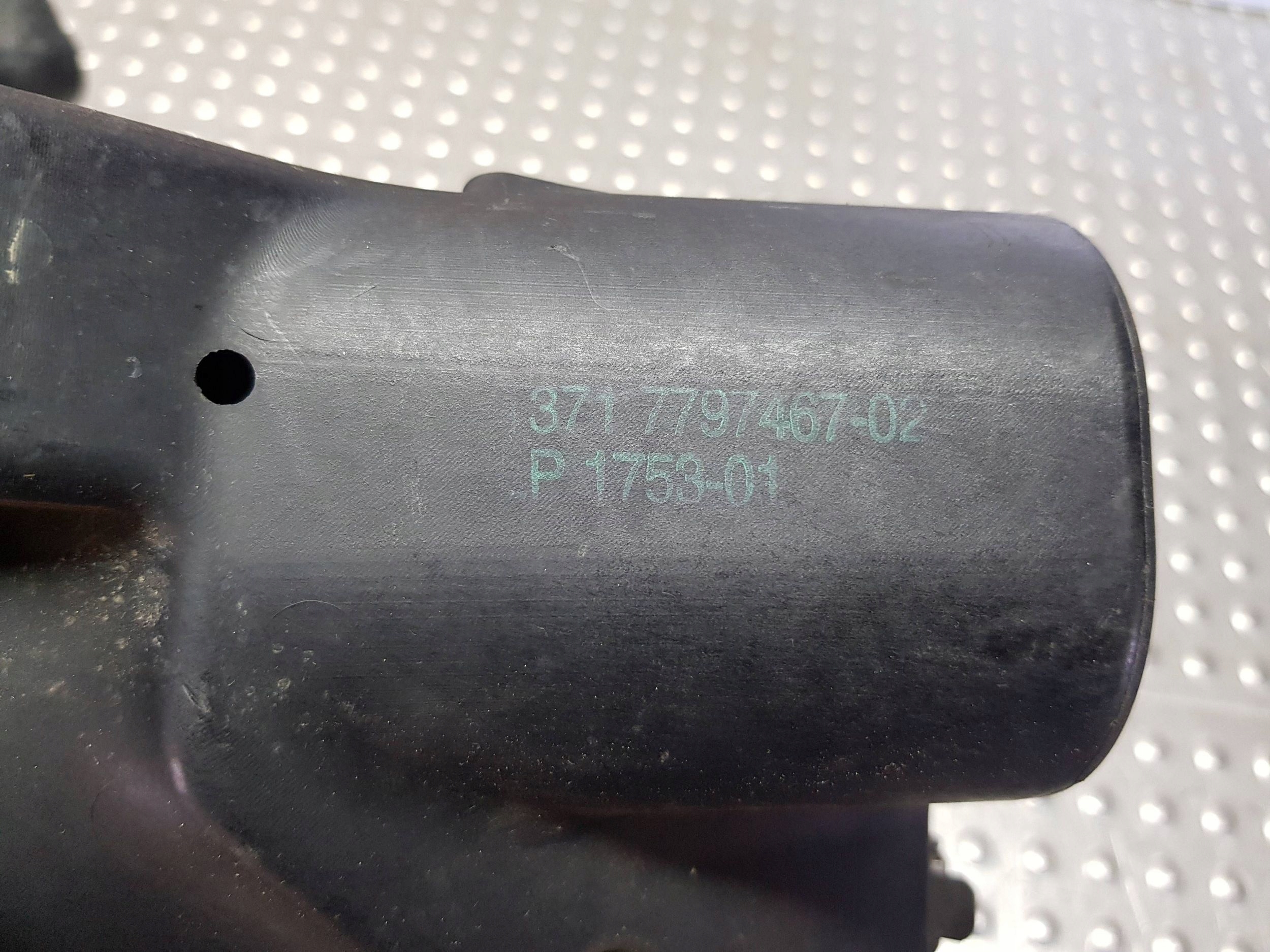cover of a filter, air 7797467 BMW X1 E84 E90 E91 E92 E87 E81 E82 N47