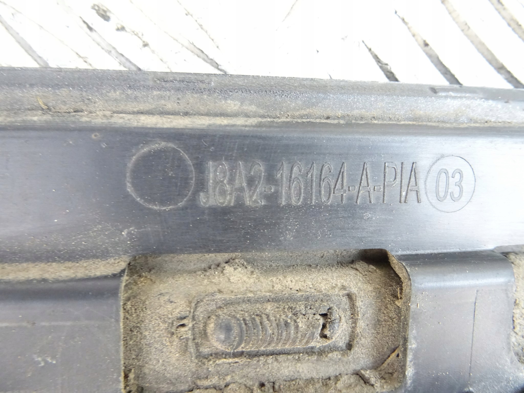 RANGE ROVER VELAR moulding for fender right front J8A2-16164-A