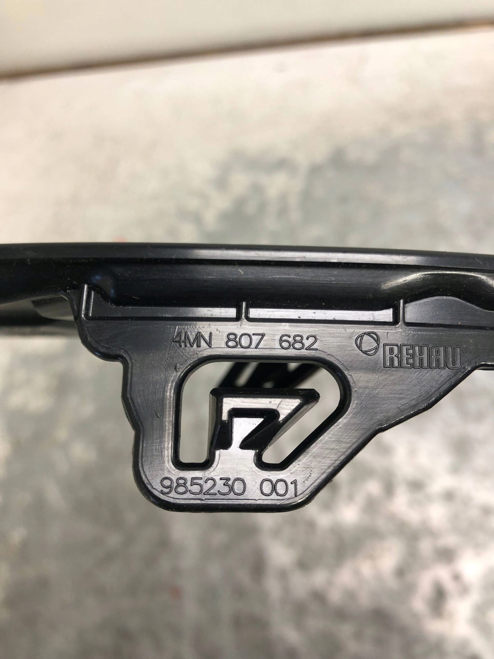 grid of a bumper right front AUDI Q8 4MN807682