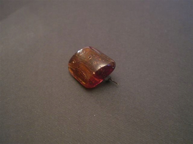 broszka z bursztynem