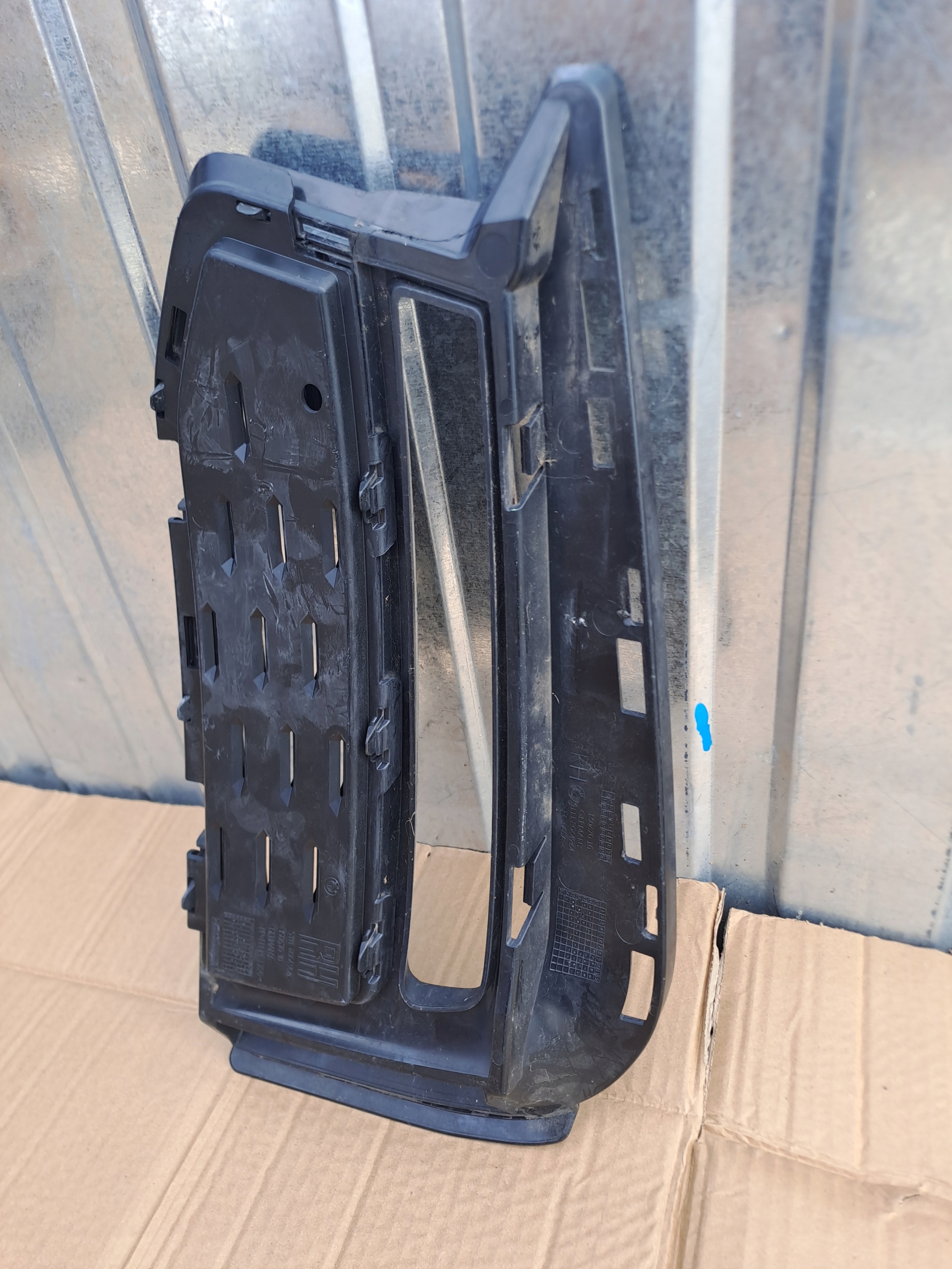 grid of a bumper front right BMW 5 G30 G31 8064966