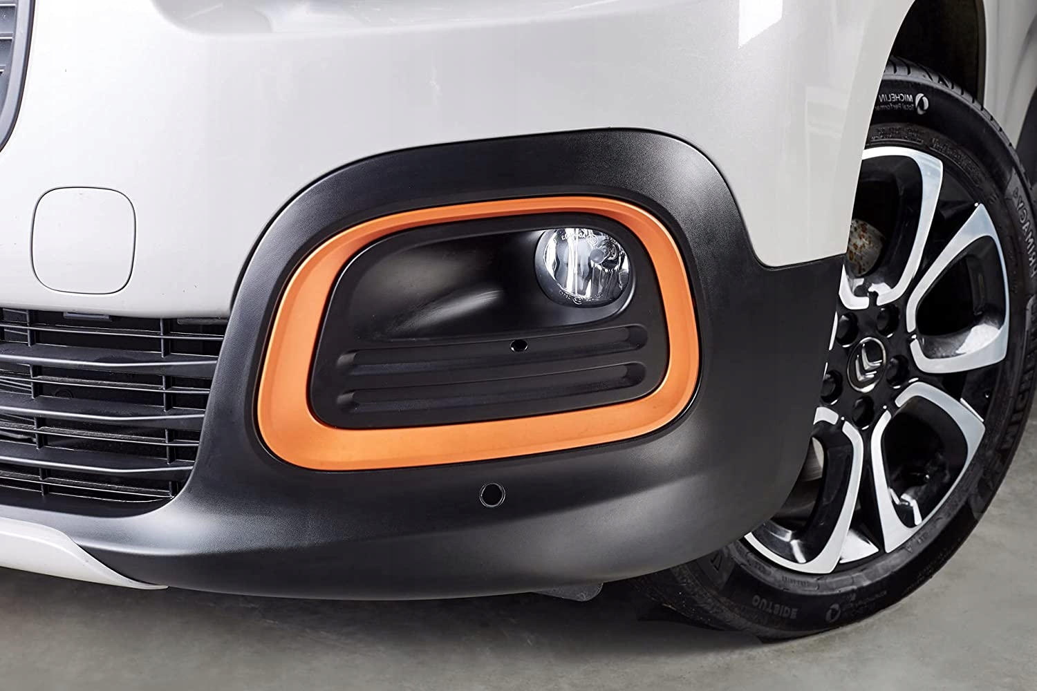 SONAX preparat do odnawiania czarnych plastików Pojemność opakowania 100 ml