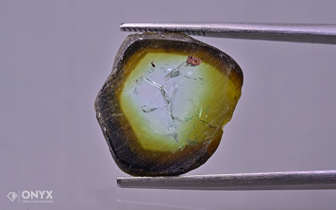 Turmalín nepravidelná deska 17x15 mm