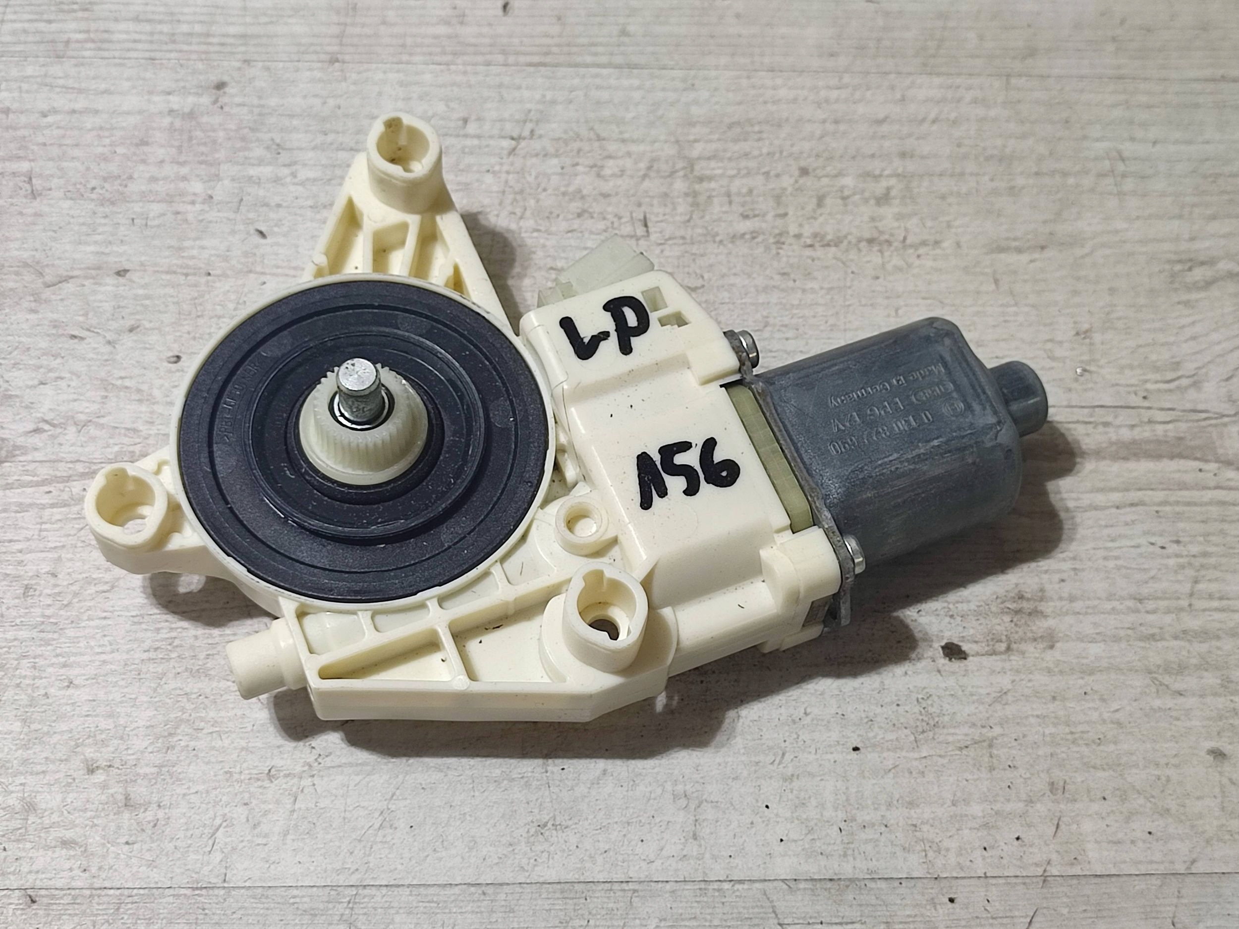Mercedes-Benz GLA W156 2015 front left engine regulatora windows door