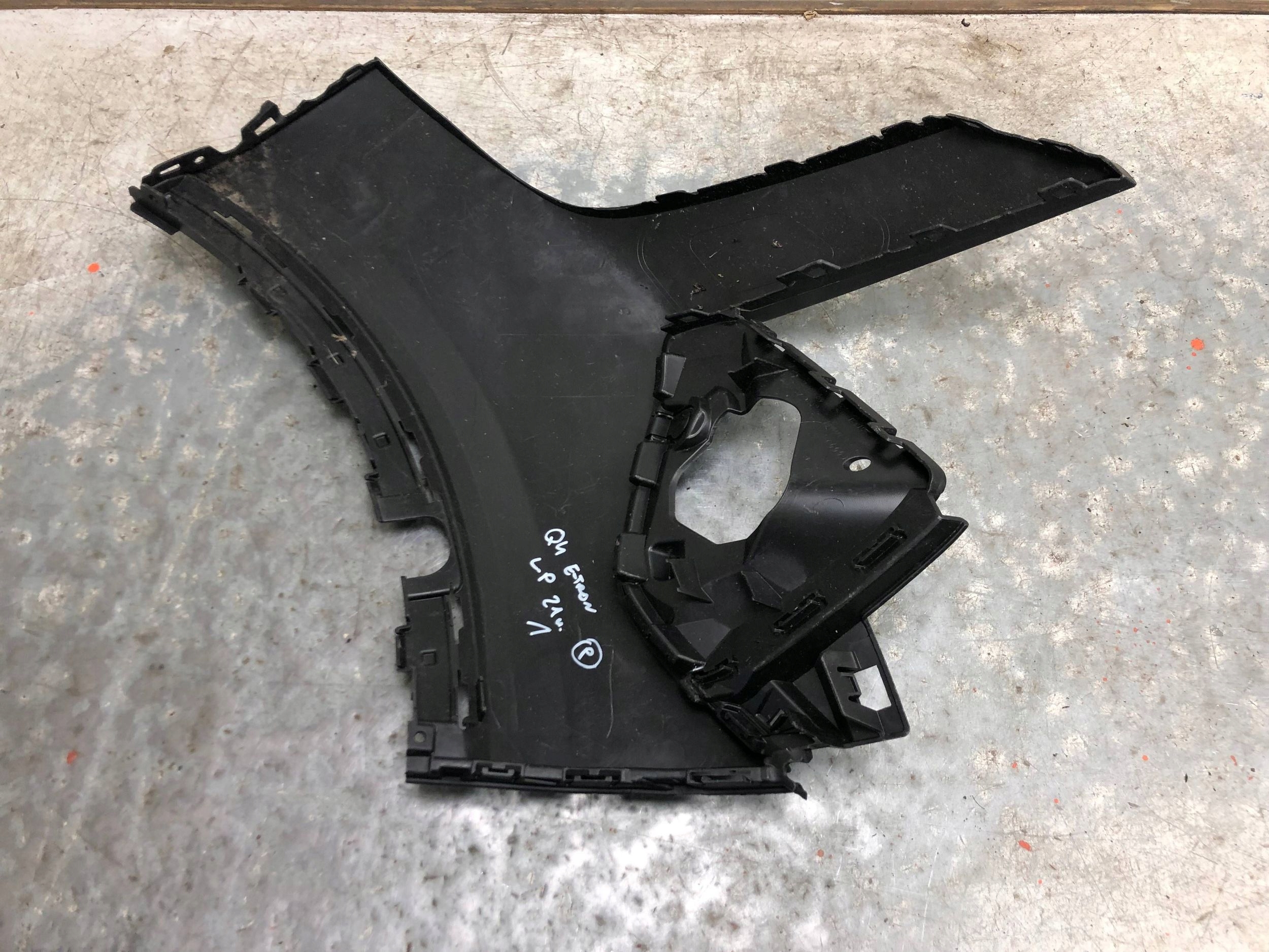 corner of a bumper left front AUDI Q4 E-TRON 89A807437