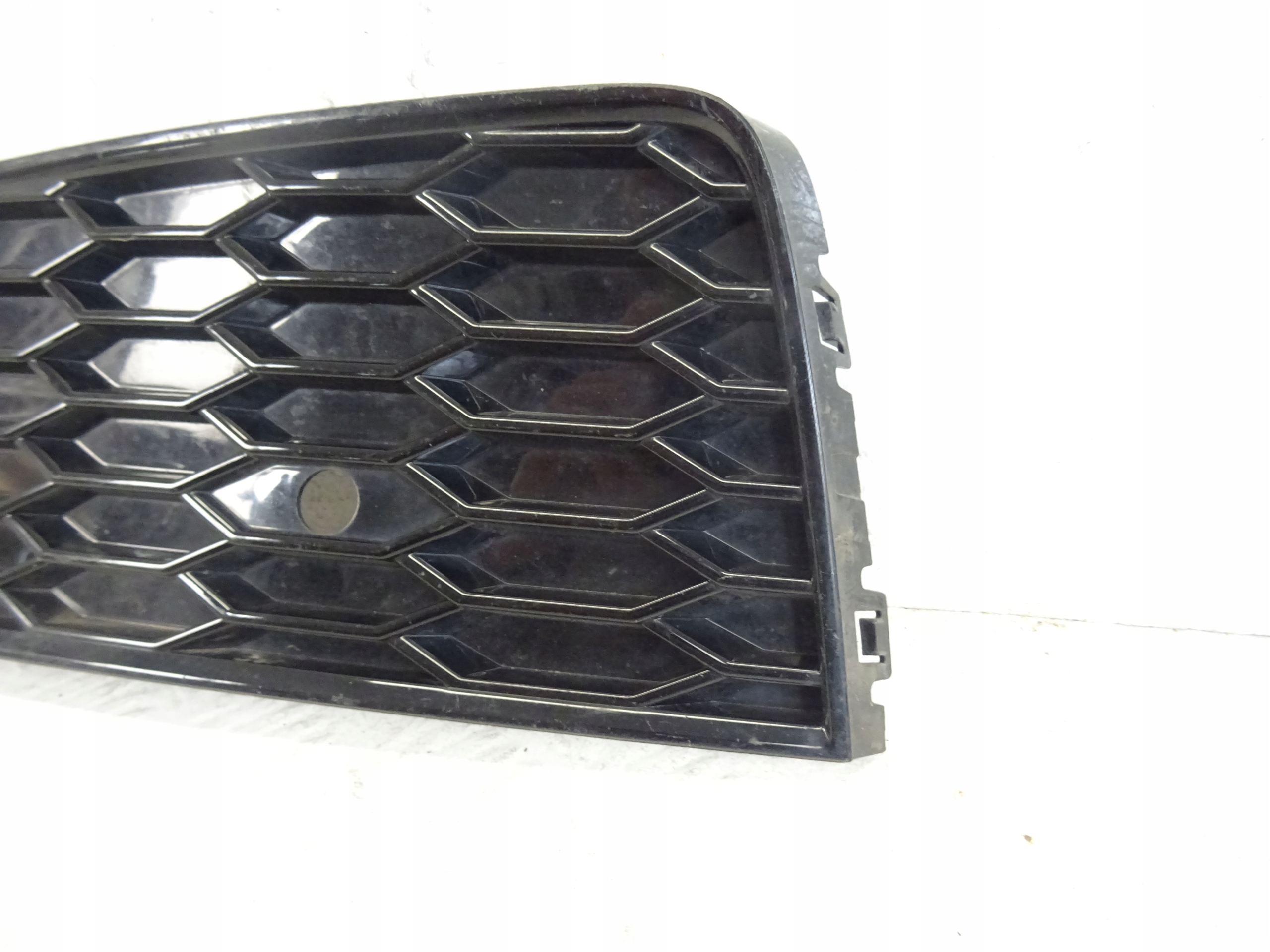 grid of a bumper front front left AUDI Q3 S-LINE LIFT 8U0807681T