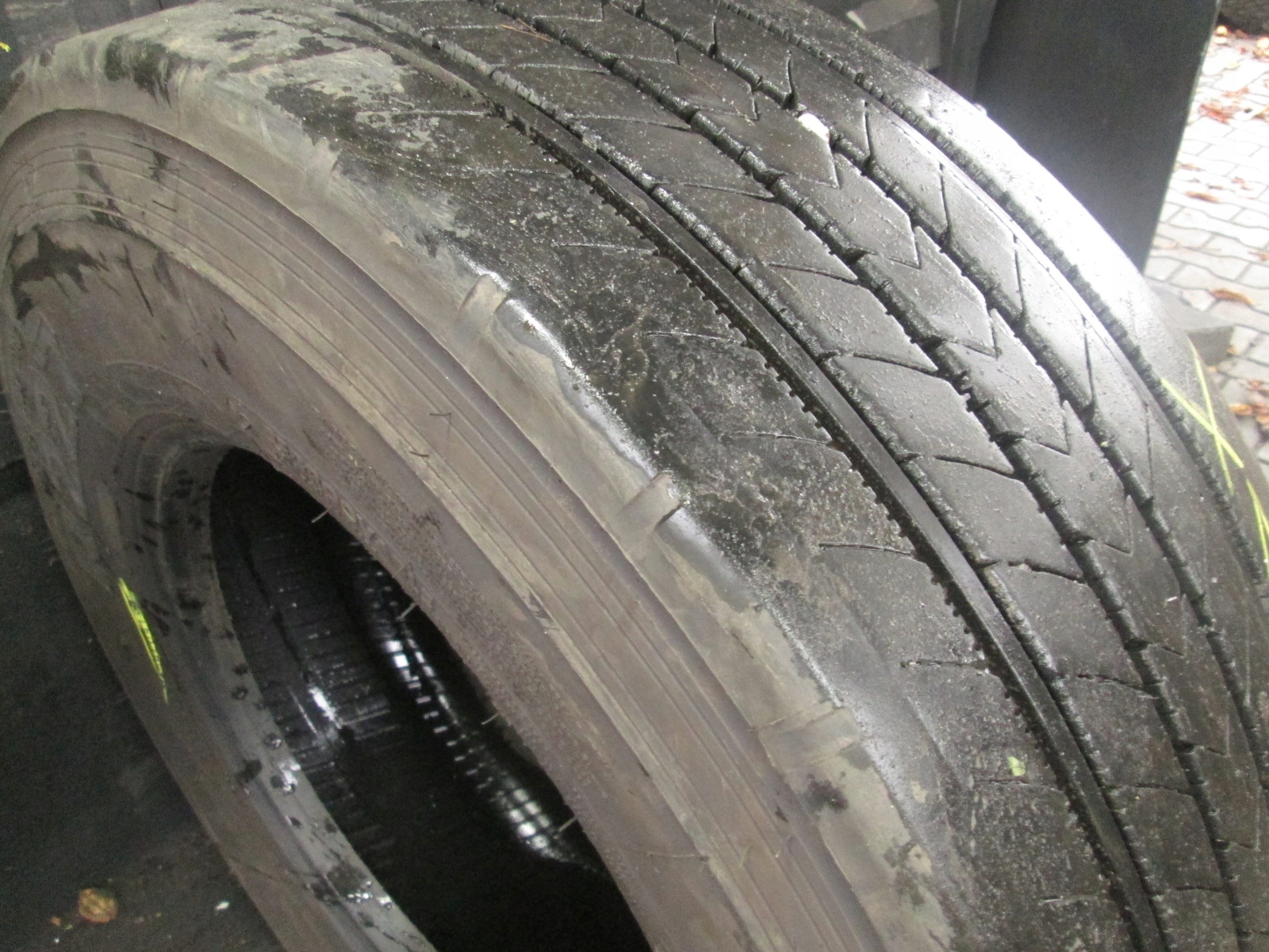 305 / 70R22,5 Bridgestone R227 передняя шина