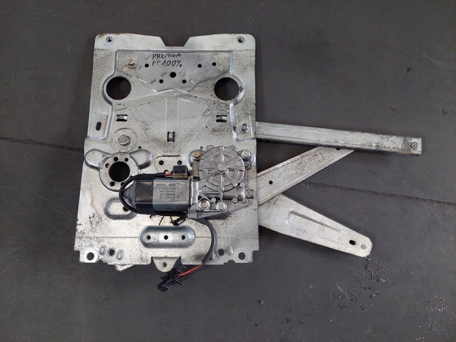 MECHANIZM SZYBY ELEKTRYCZNY PRAWY PRZÓD PREMIUM 0130821508