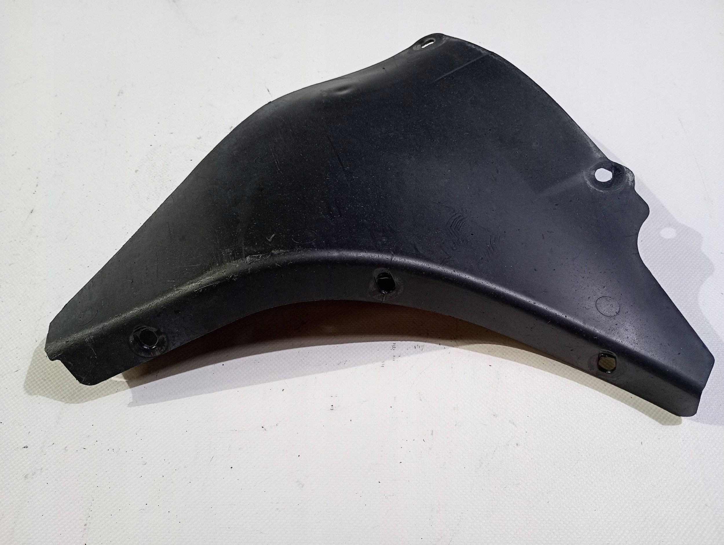 cover of a bumper chassis side left side Dodge Charger 2015