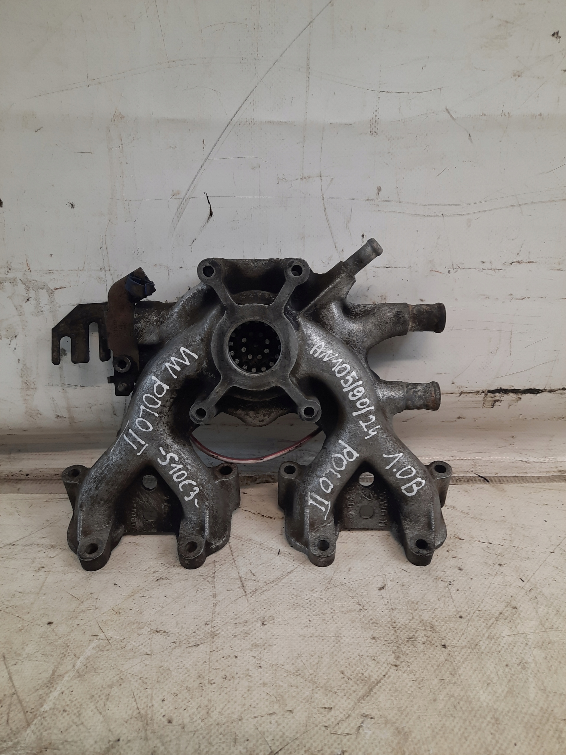 VOLKSWAGEN POLO II 1.0B 86C 2F intake manifold