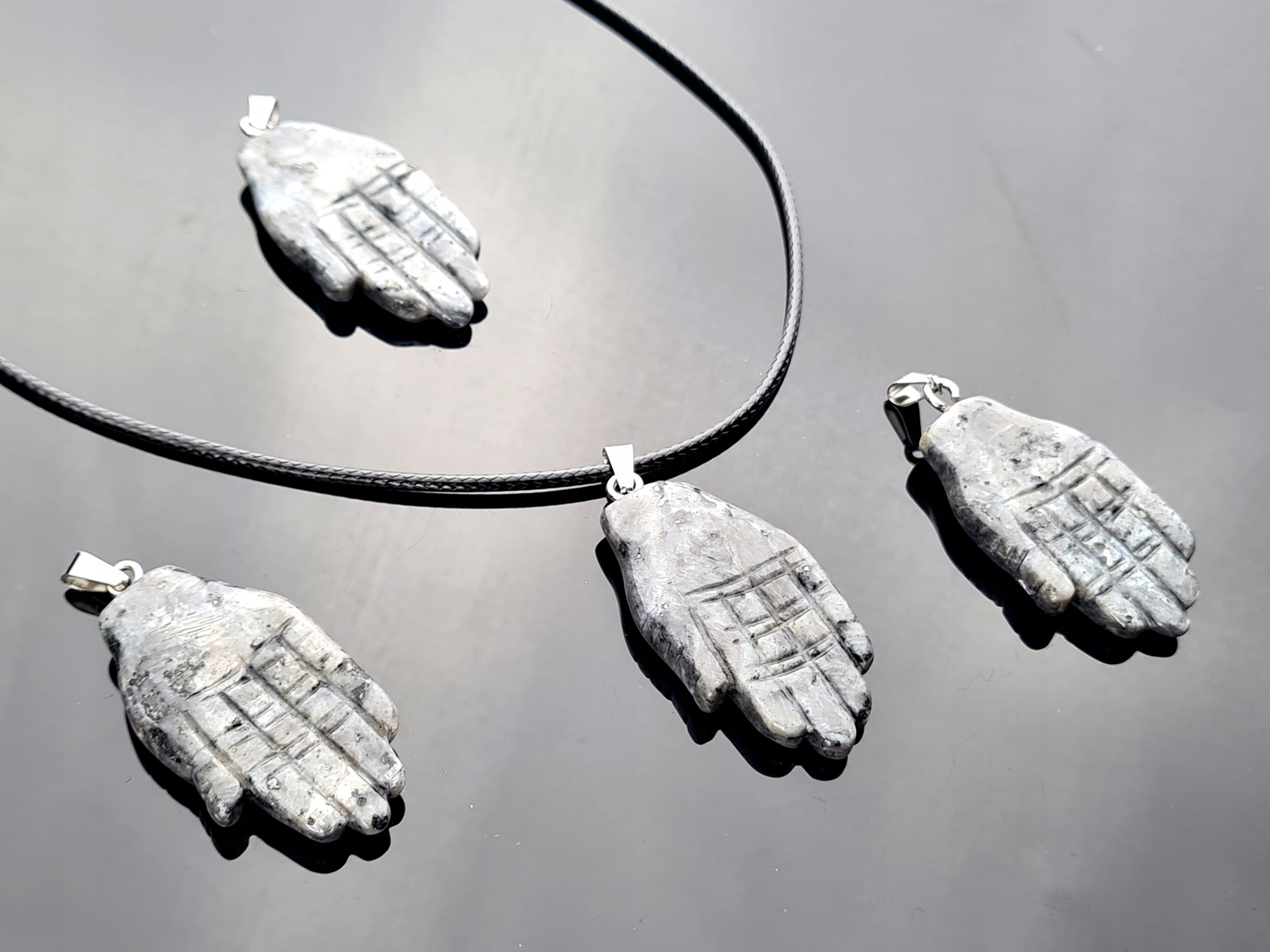 Přívěsek Velká Černá Dlaň Ruka Spektrolit Řemínek