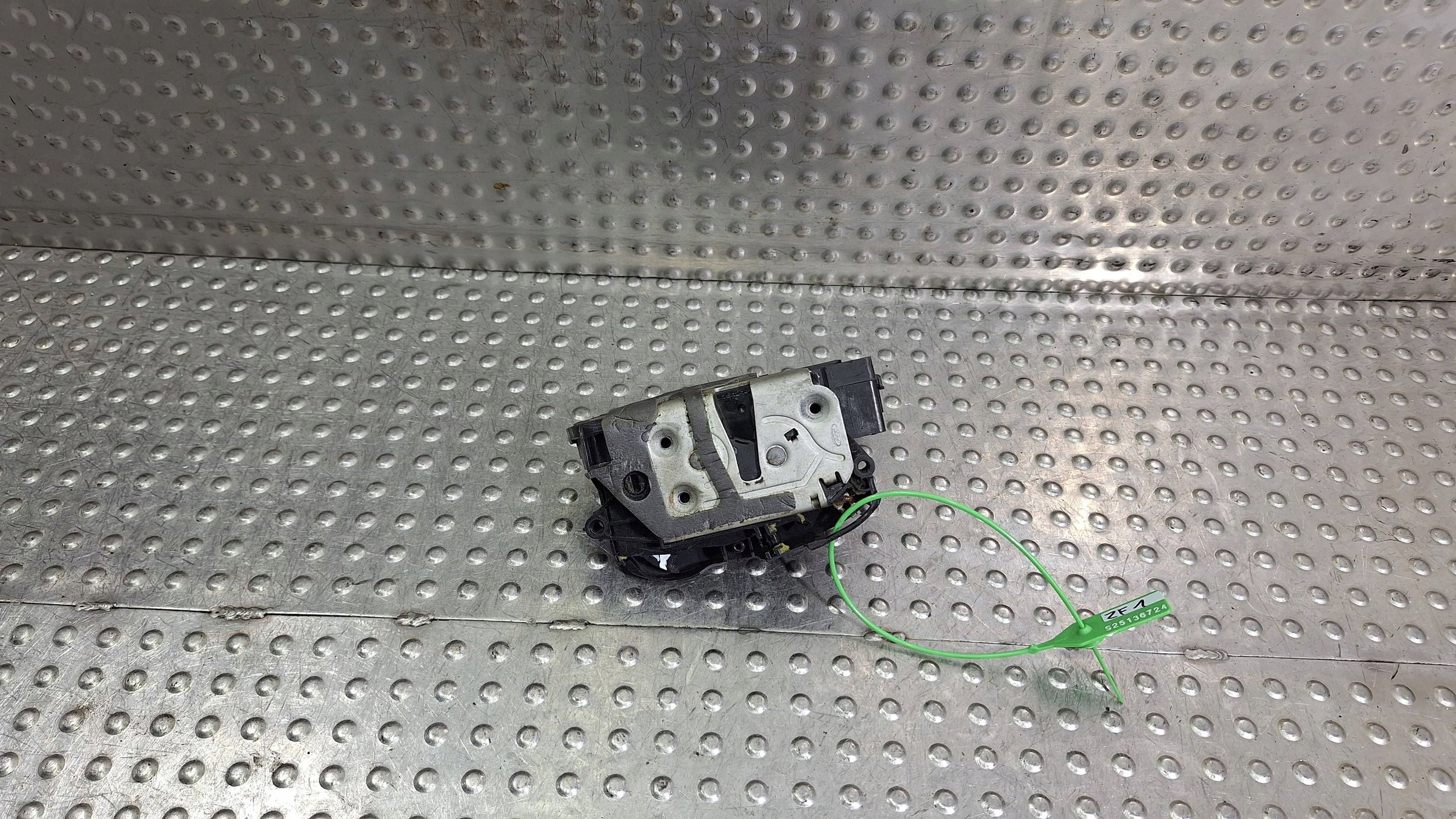 lock door left front AM5A-U21813-AE FORD FIESTA MK7 3D