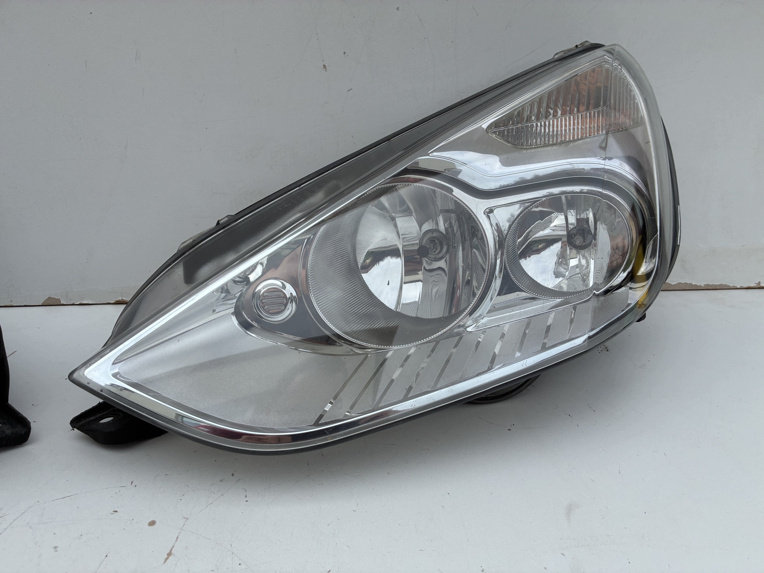 Reflektor light front front right left Ford S-Max Mk1 06-15r. ==OEM== Eu