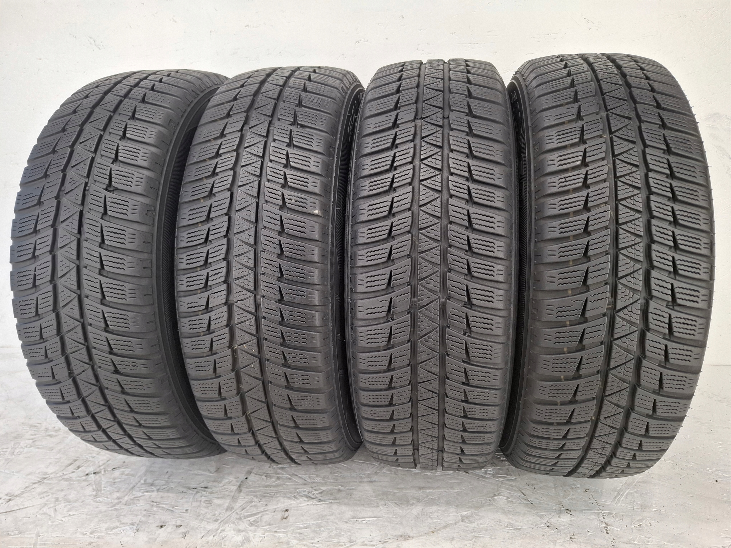 Opony Falken EuroWinter HS449 185/60r15 88T