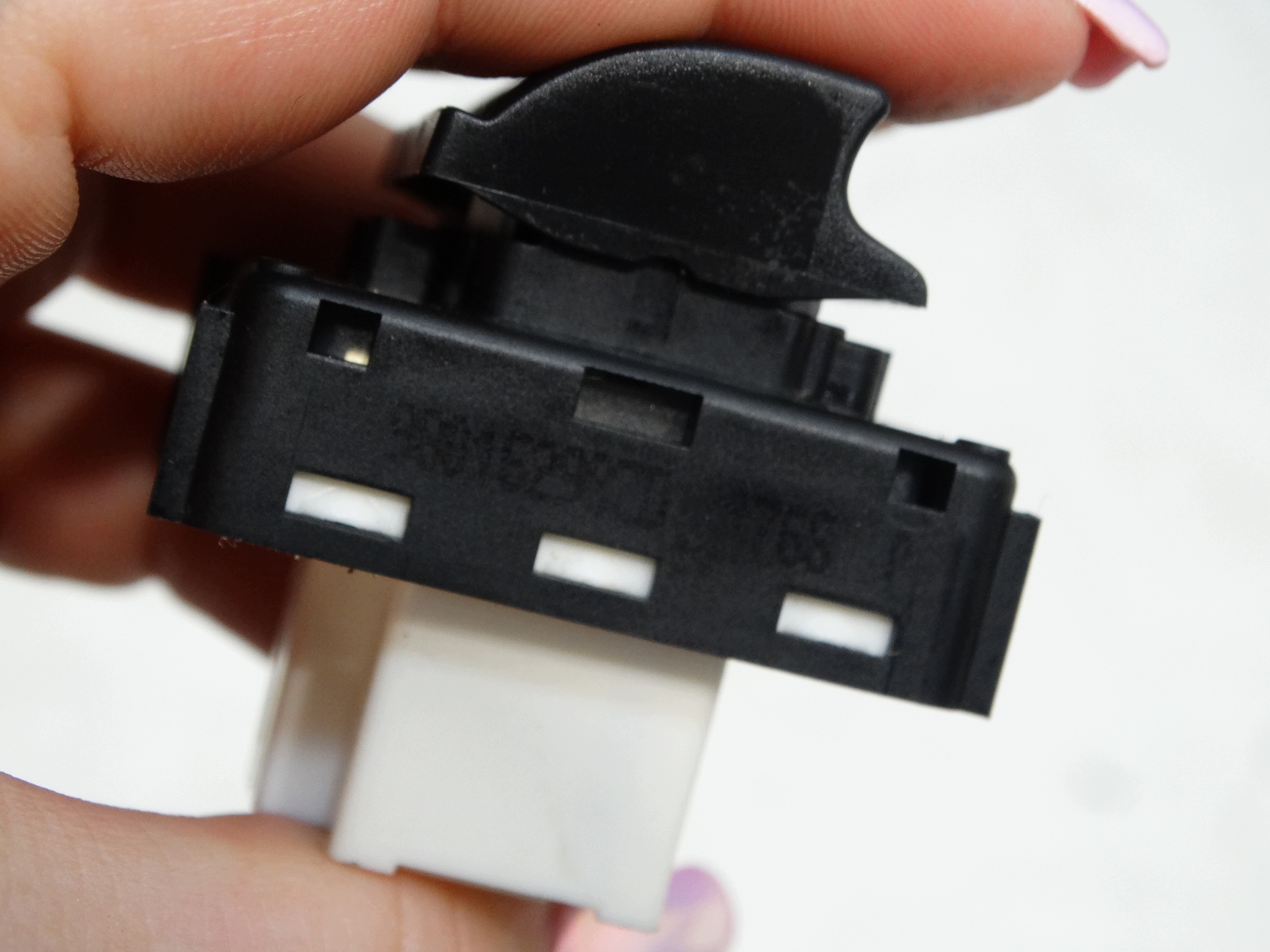 window control switch left front CITROEN C4 CACTUS 16R. 98015298ZD