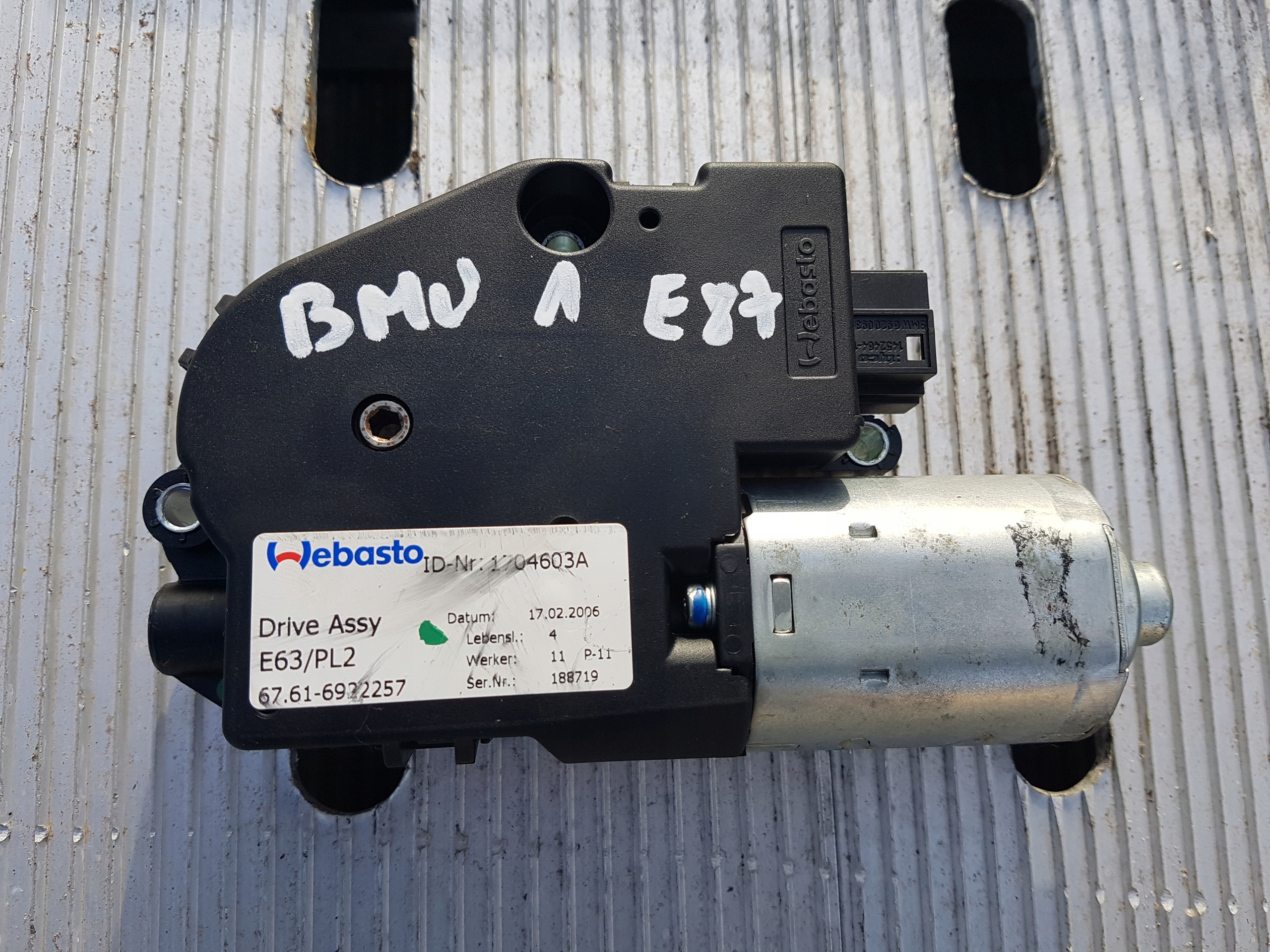 SILNICZEK SZYBERDACHU BMW 1 E87