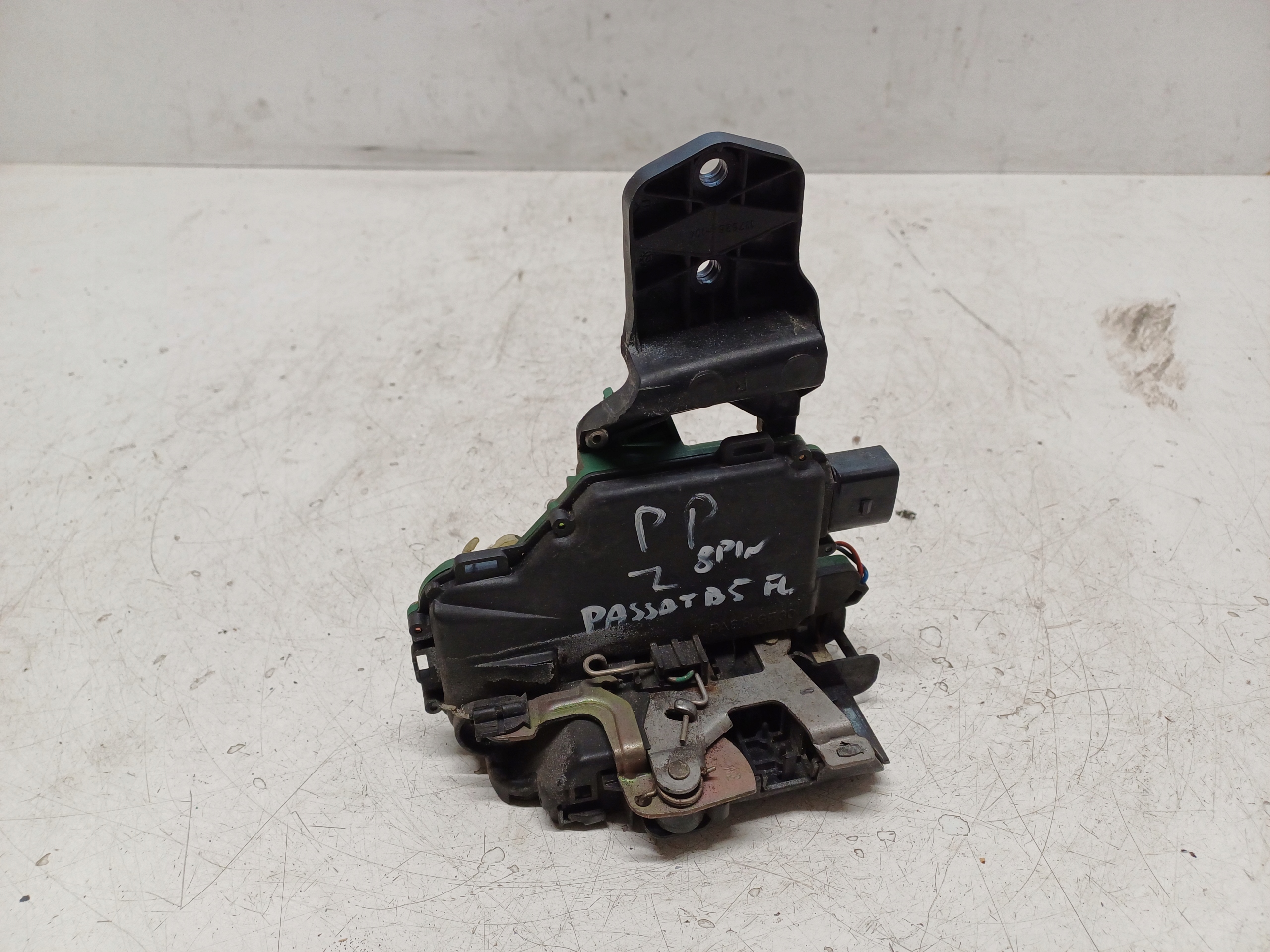 VW PASSAT B5 96-05 ZAMEK PRAWY PRZÓD 8PIN