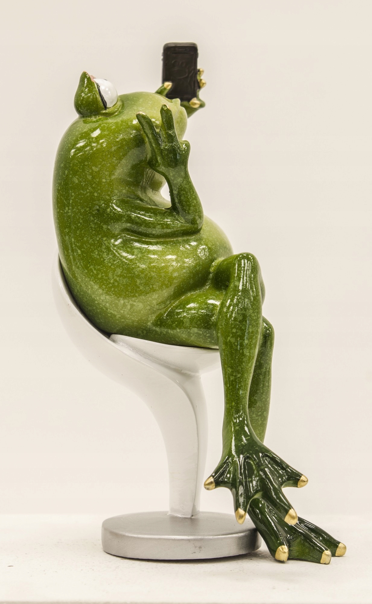 Figurka żabka z smartfonem, żaba selfie Wysokość produktu 18 cm