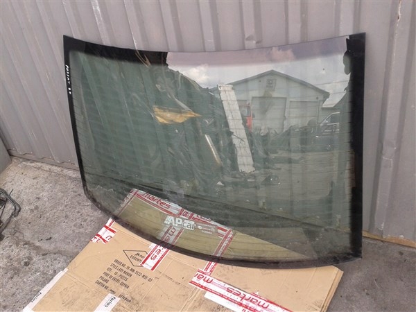 Заднее стекло VW PASSAT B5 седан