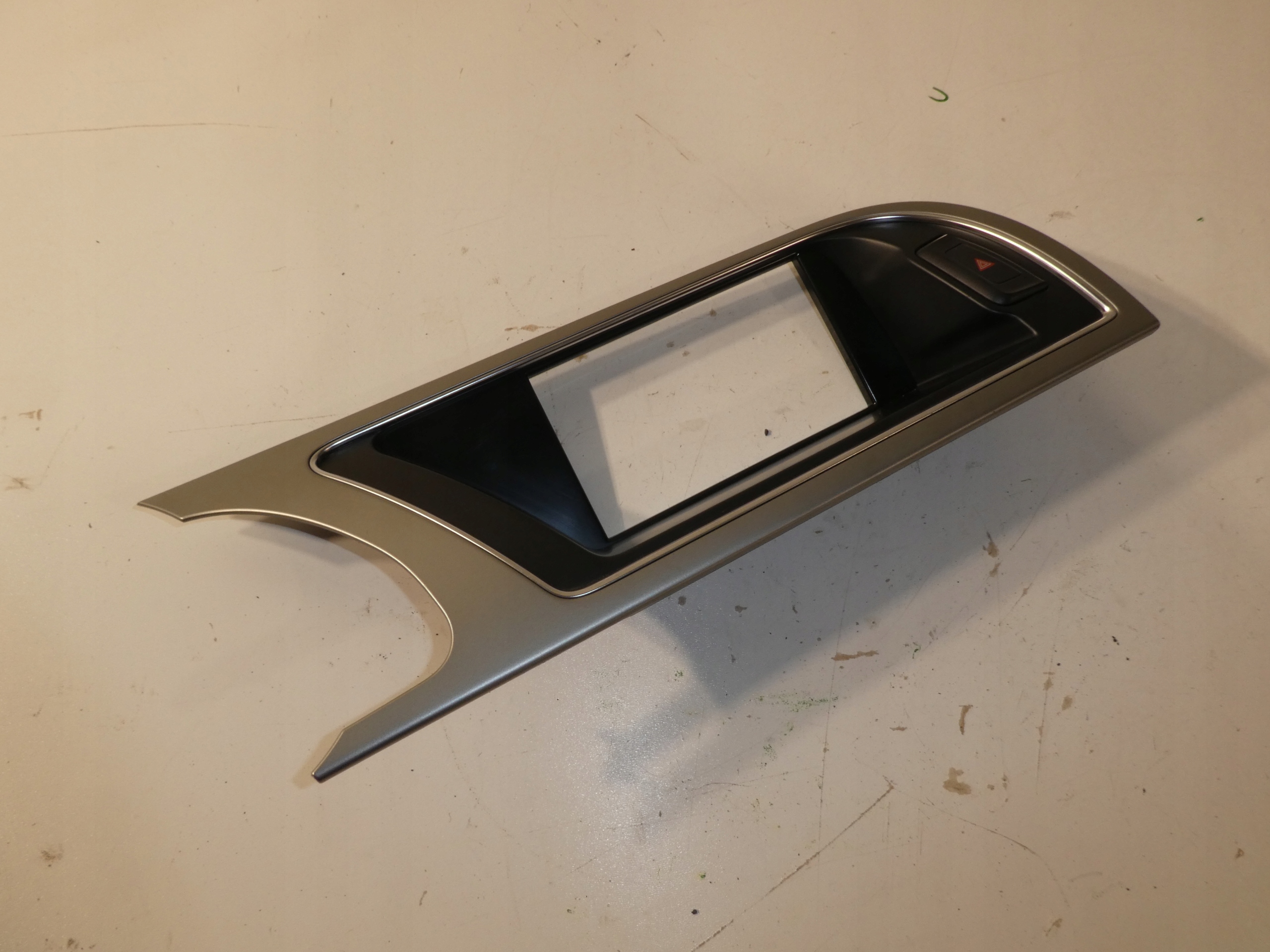 RÁM obal WYSWIETLACZA AUDI A5 8T1857186