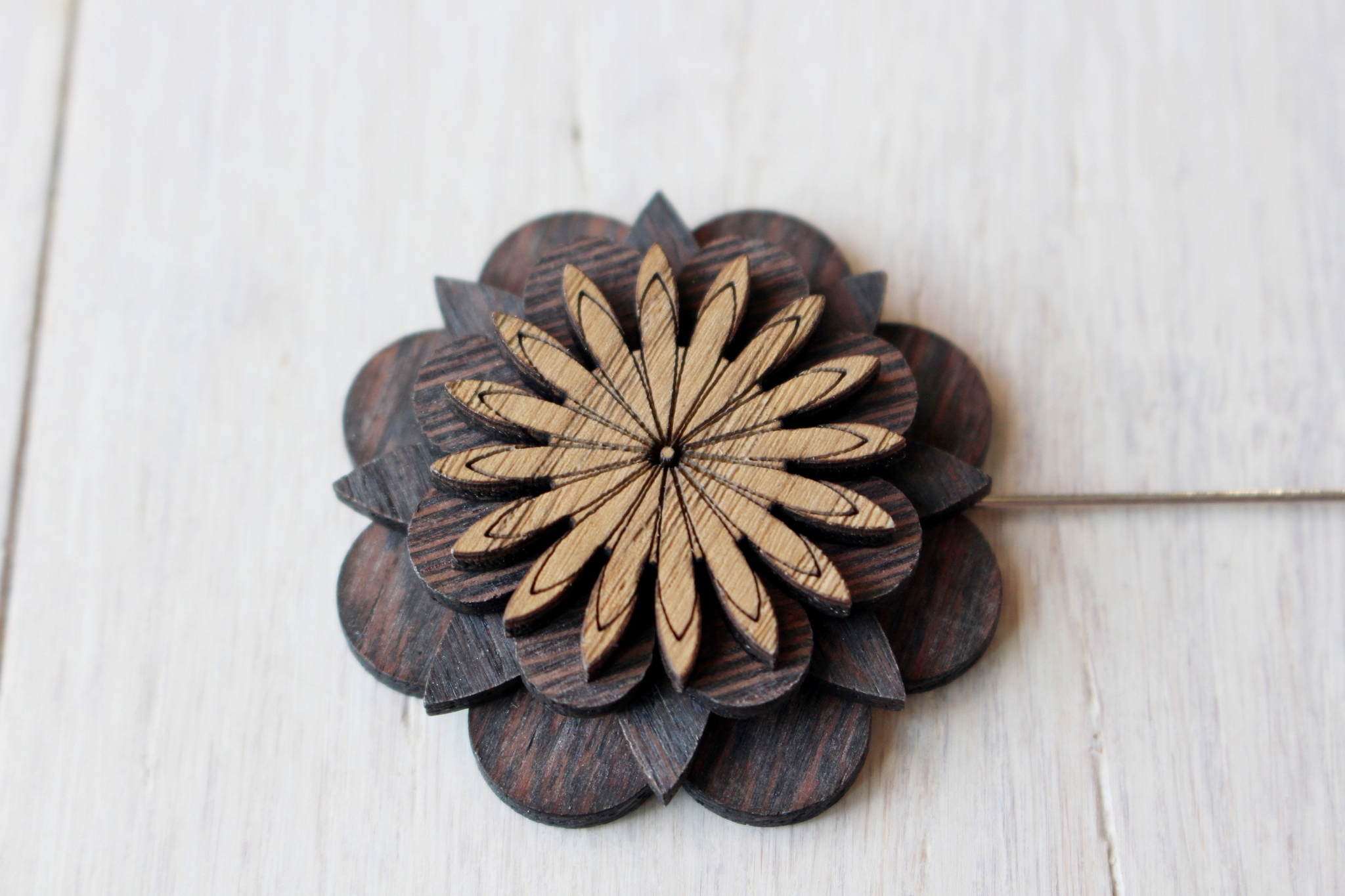 Drewniana elegancka wpinka na szpilce PROMIEŃ Materiał drewno stal inny