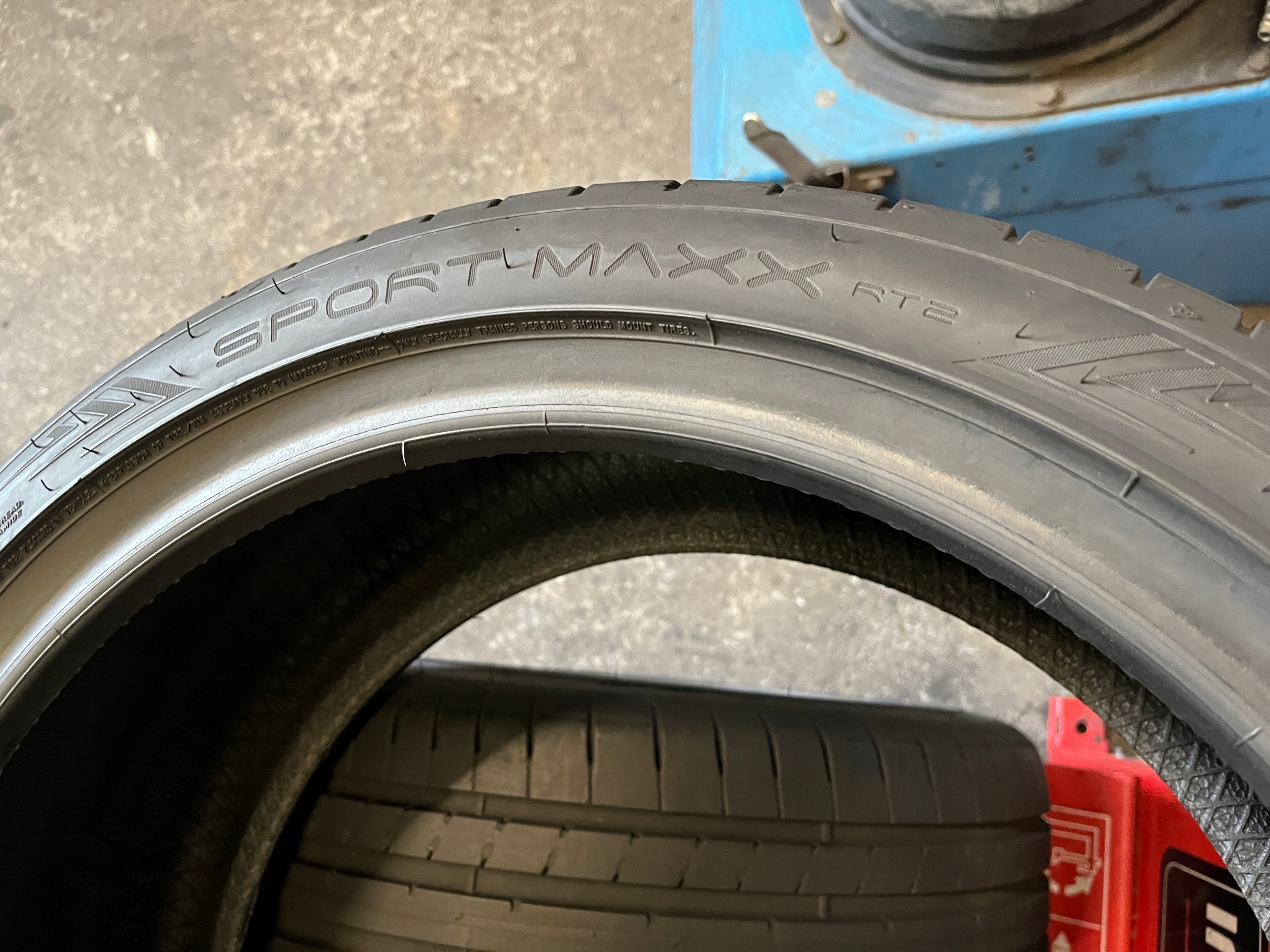 2 tyres summer 225/40R18 Dunlop SportMaxx RT 2 6mm