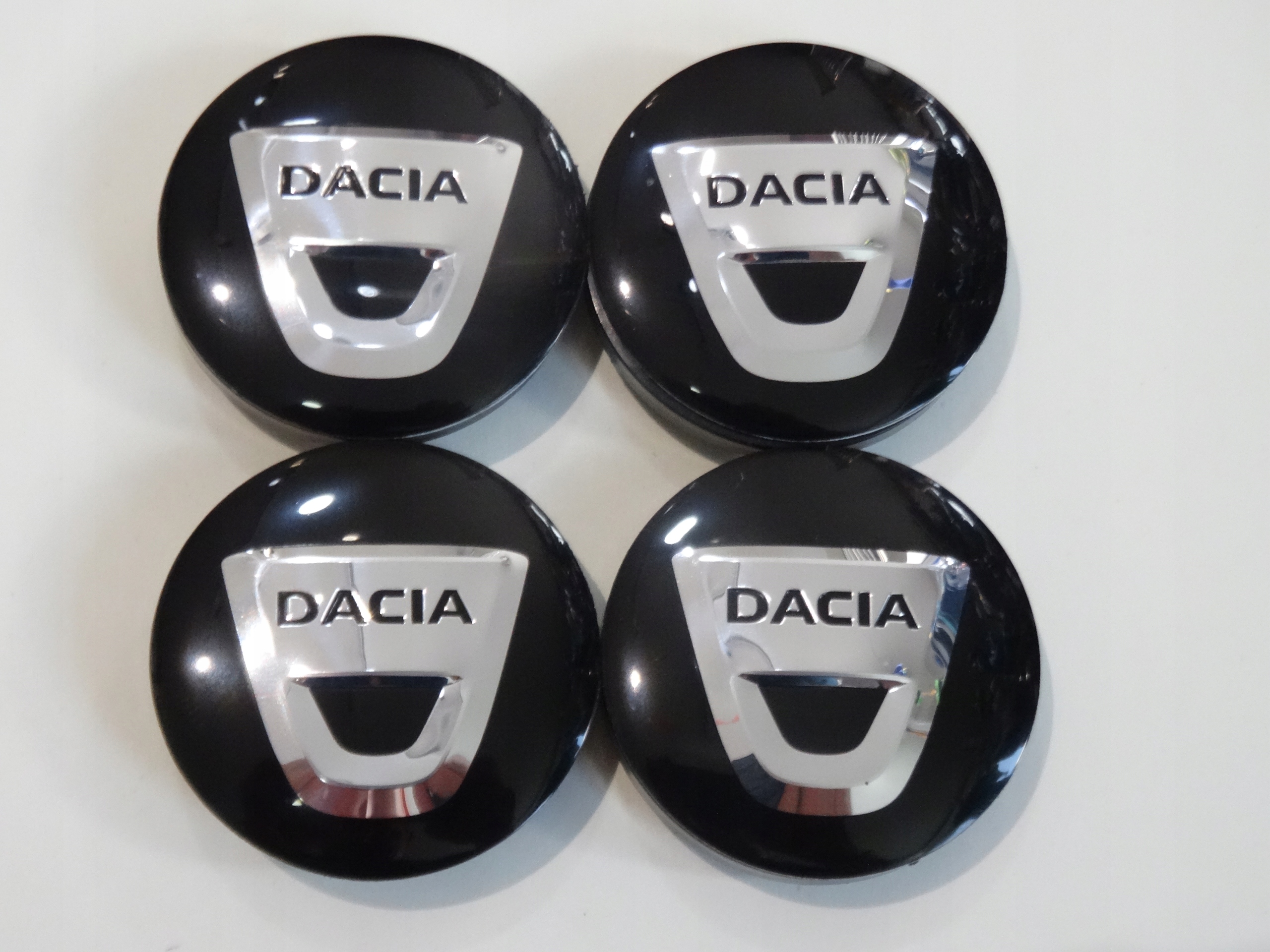 

4x Dekle dekielki emblematy na felgi Dacia 56mm cz