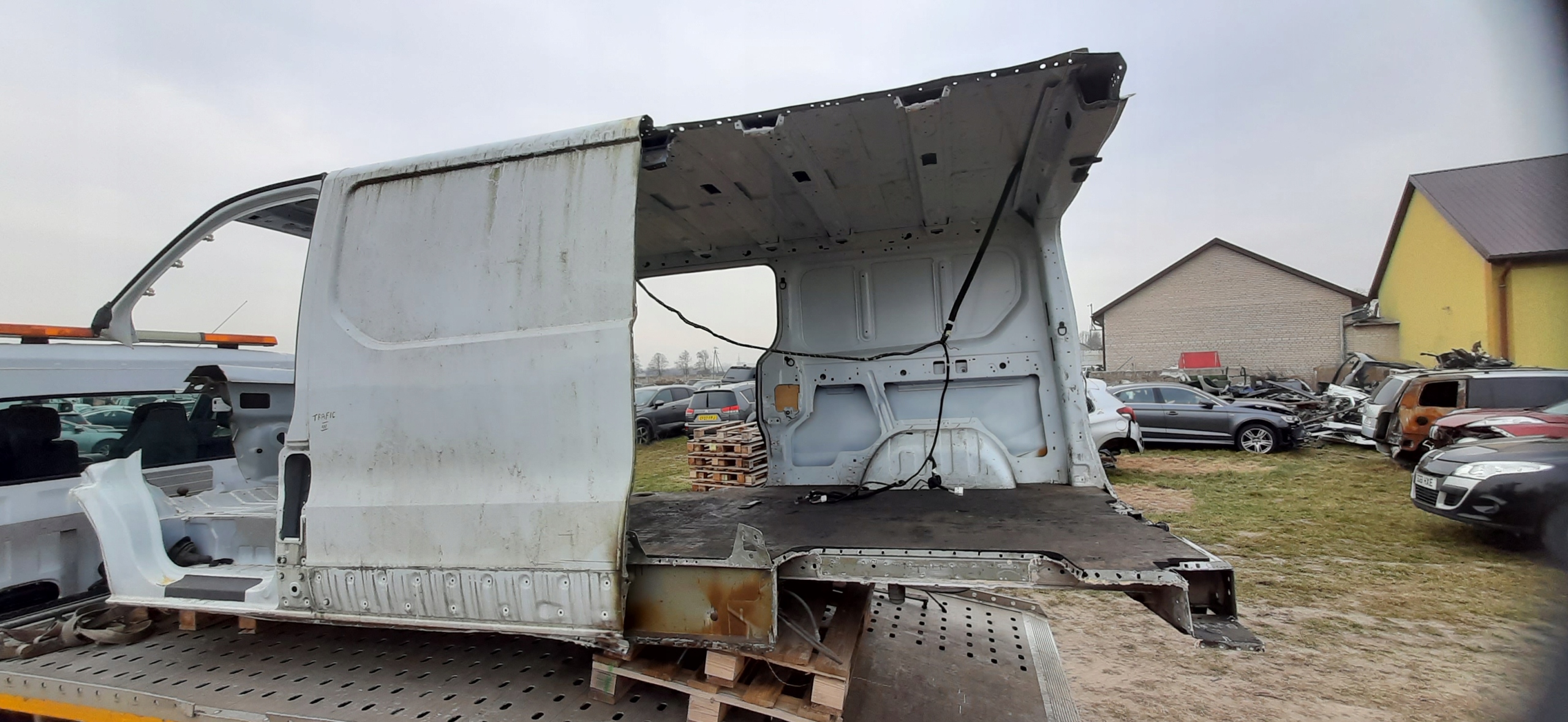 ремень задний кузов renault TRAFIC III