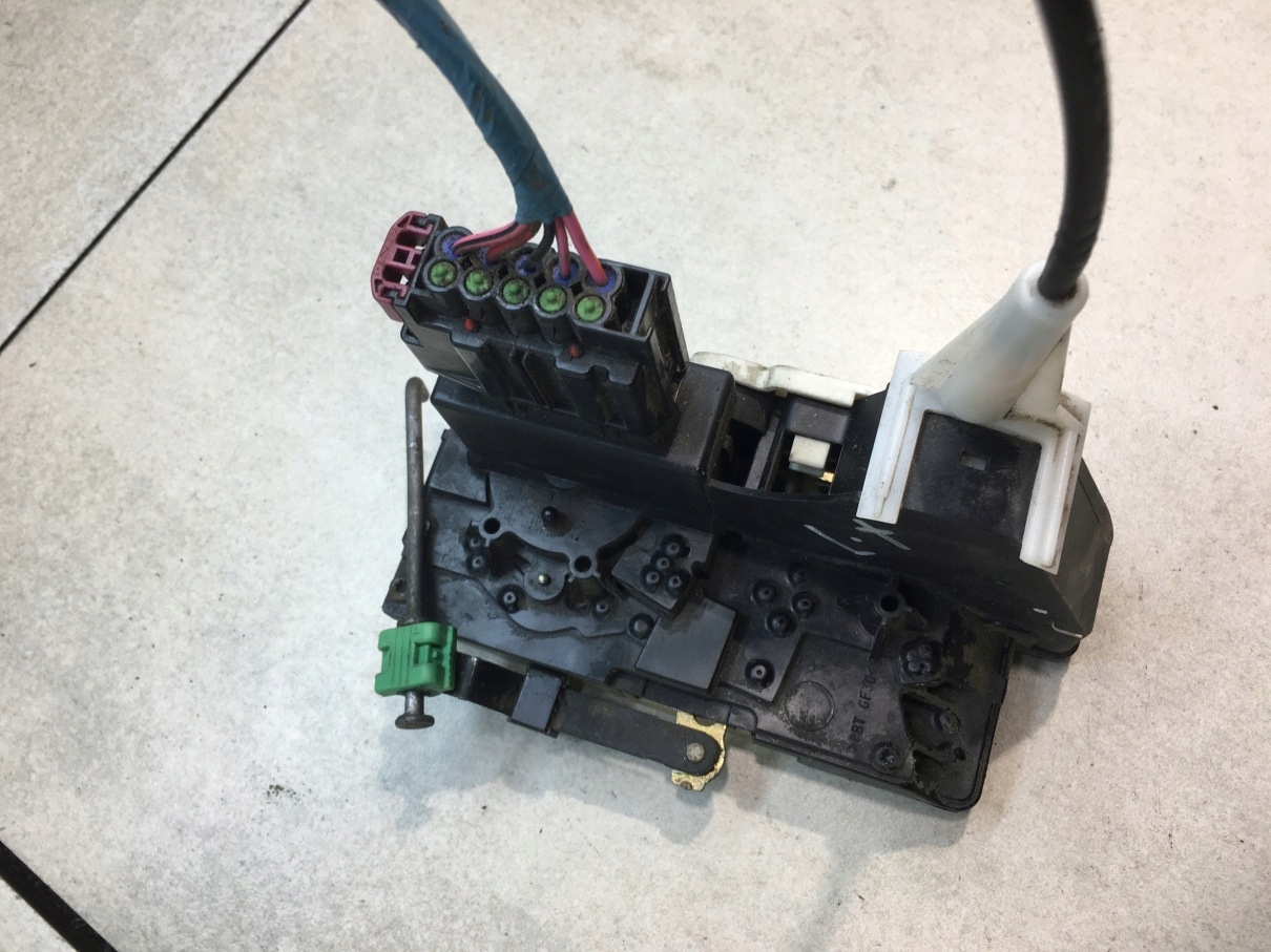 lock door left rear part MAVERICK II YW4A5426413AE 9 PIN
