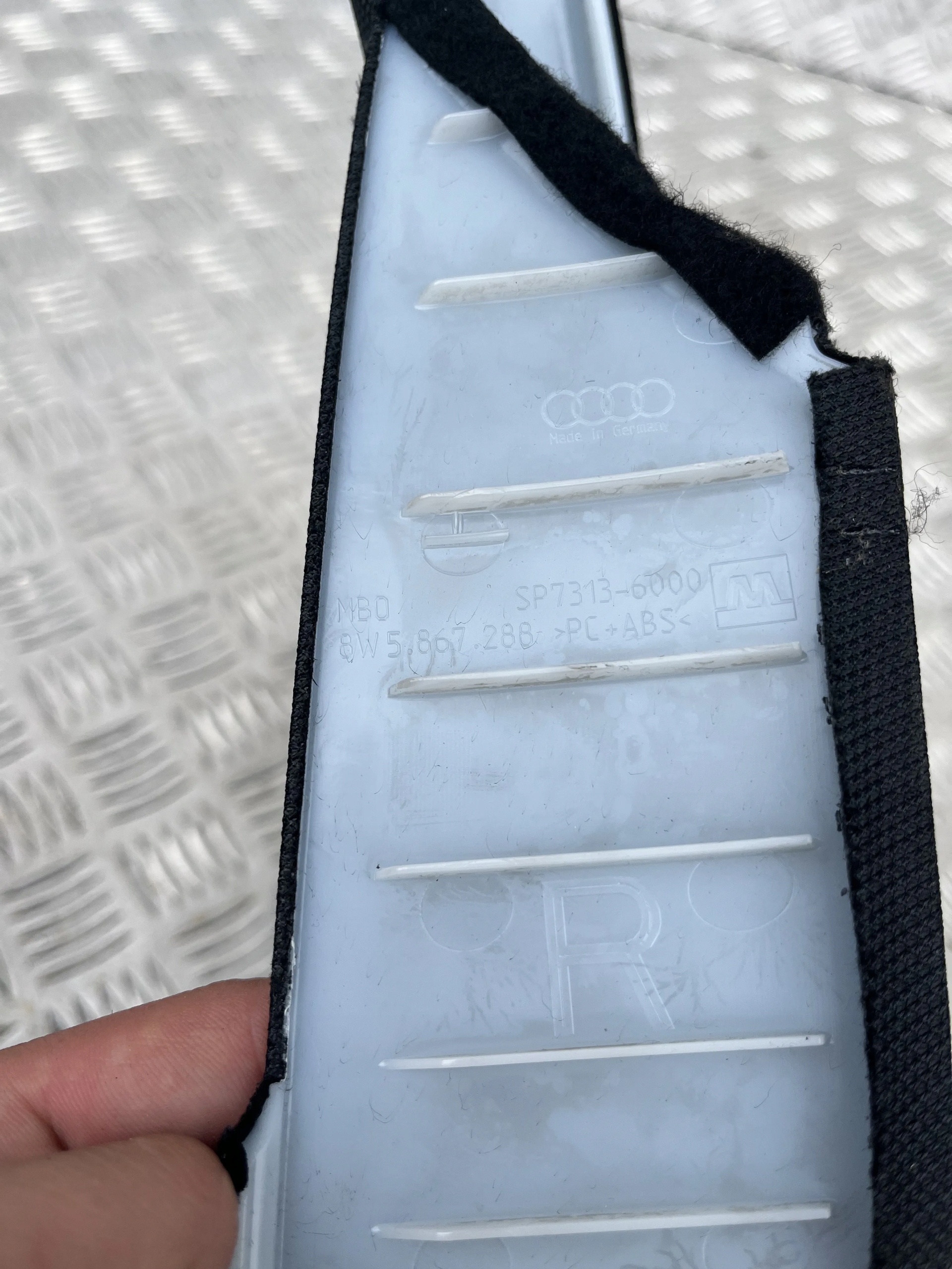 OSŁONA POSZYCIE SŁUPKA PRAWA AUDI A4 B9 15- 8W5867288