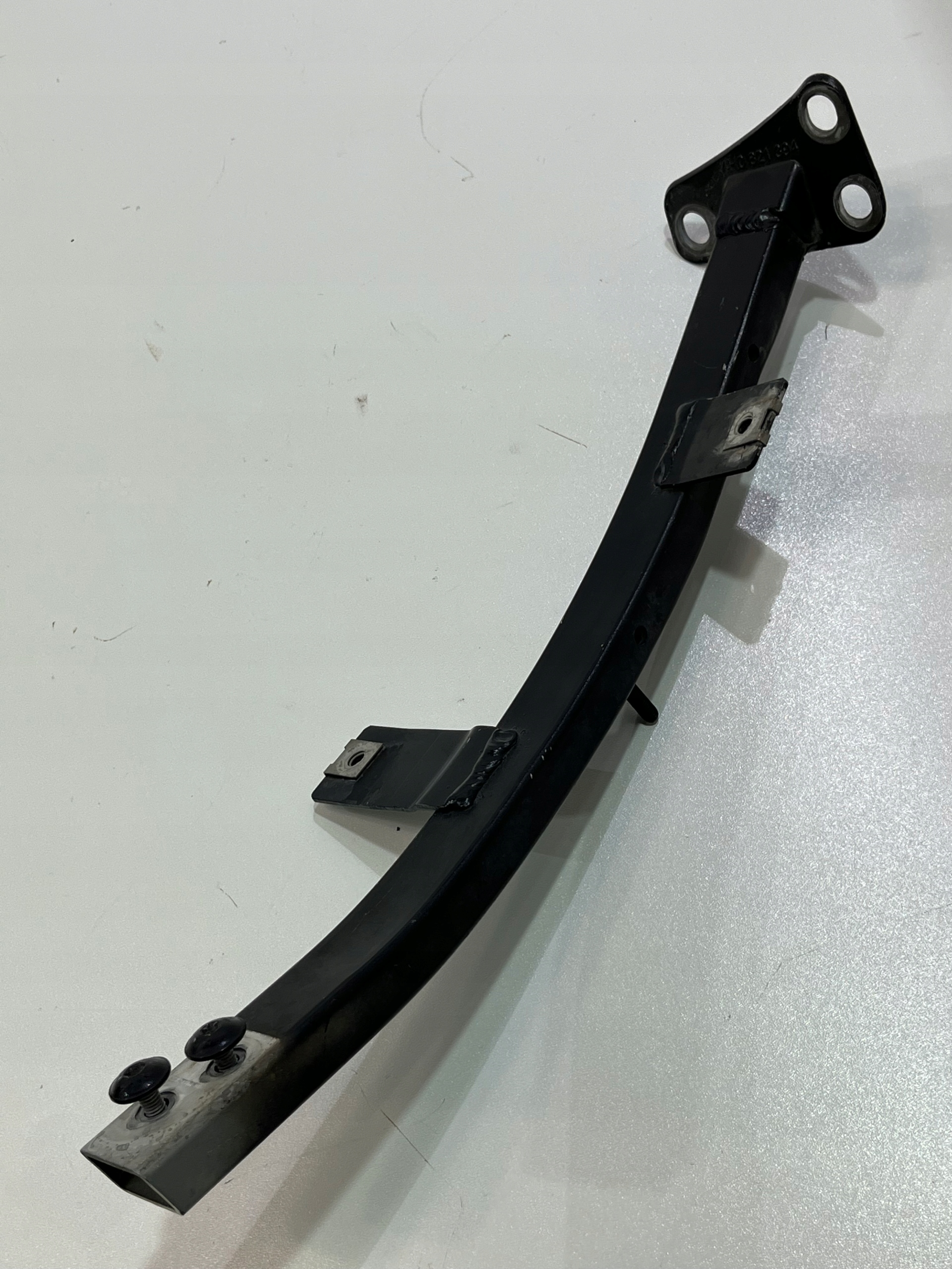 68475634065315,133 - Кронштейн крыла правый AUDI A8 D4 4H0821394