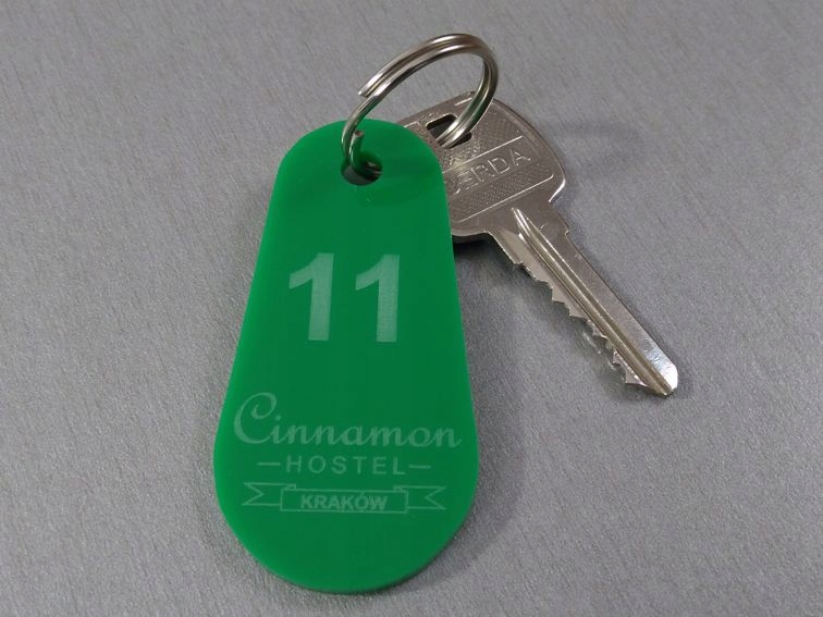 Grawerowane breloki z mocnej plexi, do szatni, kluczy, hotelu - 50szt. Marka Grawicom